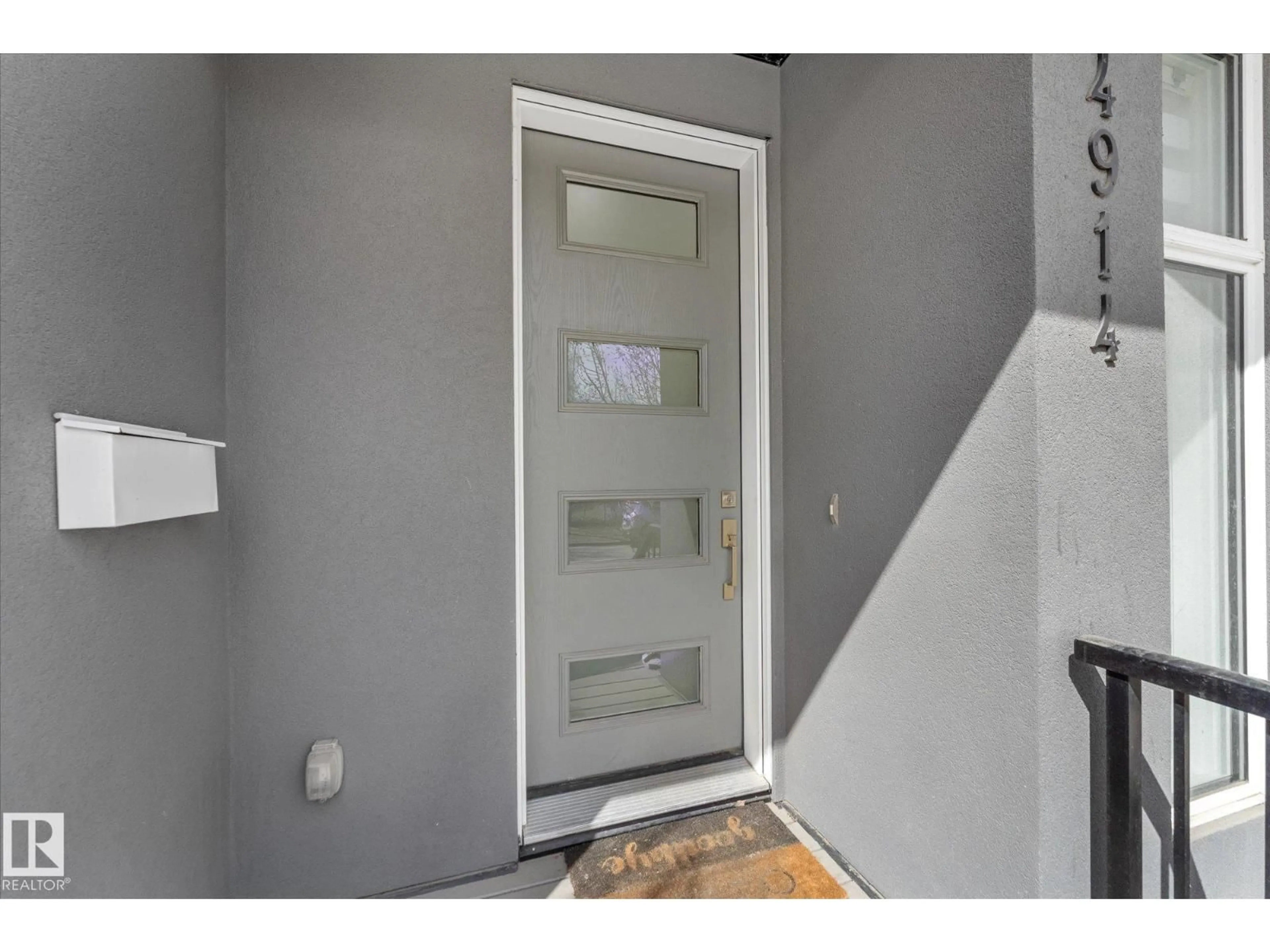 Indoor entryway for 14914 108 AV, Edmonton Alberta T5P1L8