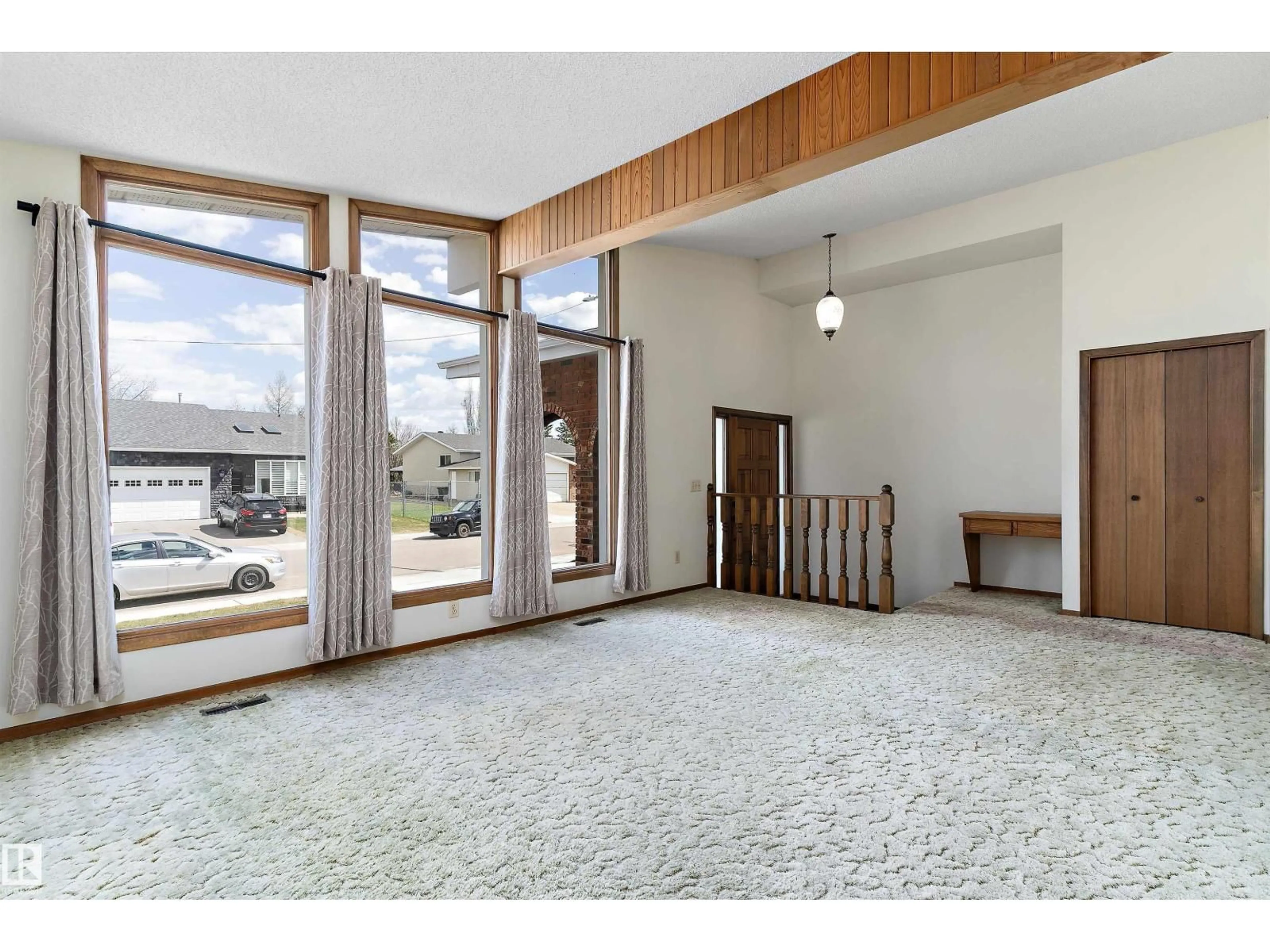 Indoor foyer for NW - 16128 98 ST, Edmonton Alberta T5X4Y7