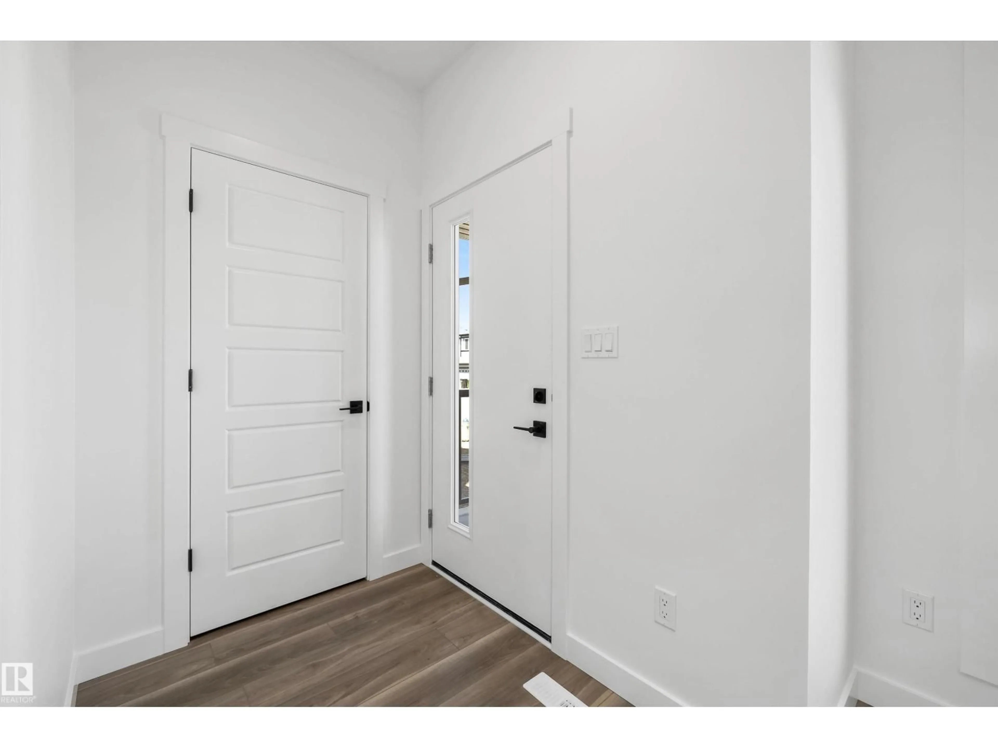 Indoor entryway for 20631 43 AV, Edmonton Alberta T6M3E3