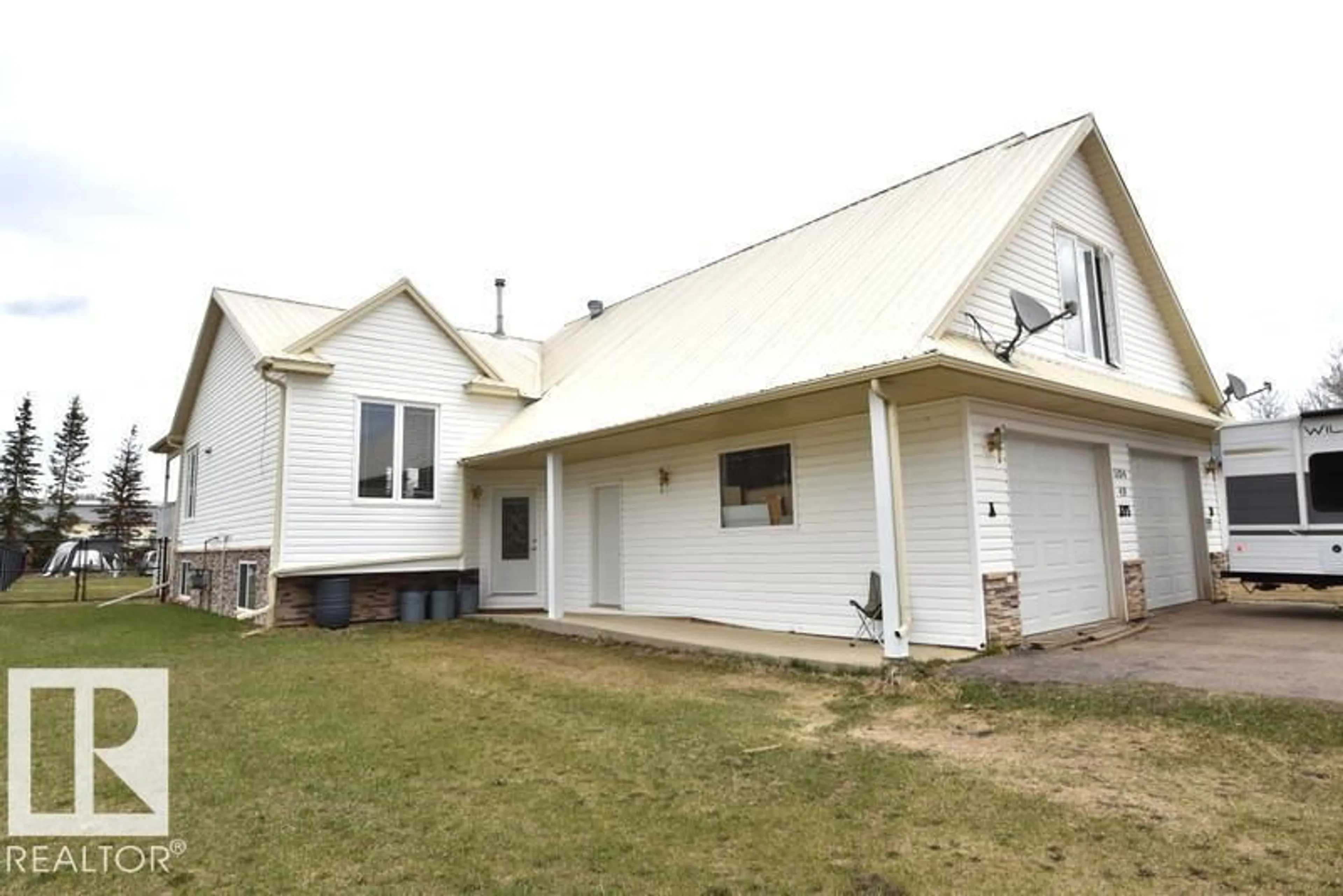 Home with vinyl exterior material, building for 5104 49 AV, Smoky Lake Town Alberta T0A3C0