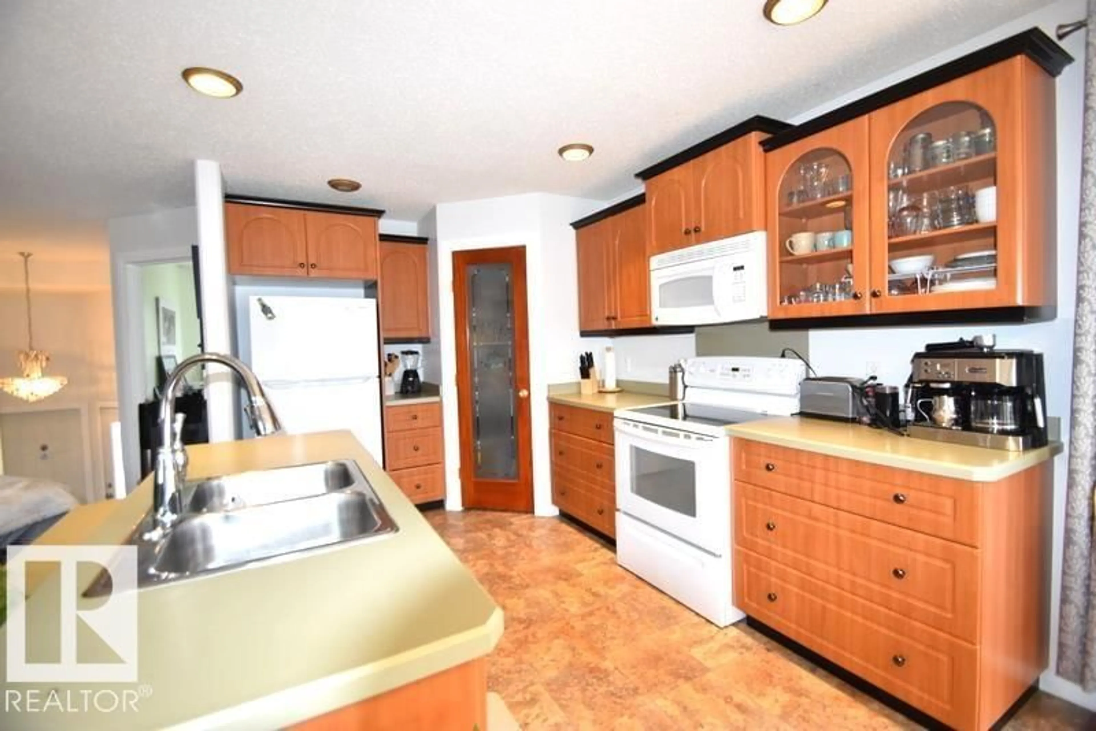 Standard kitchen, ceramic/tile floor for 5104 49 AV, Smoky Lake Town Alberta T0A3C0