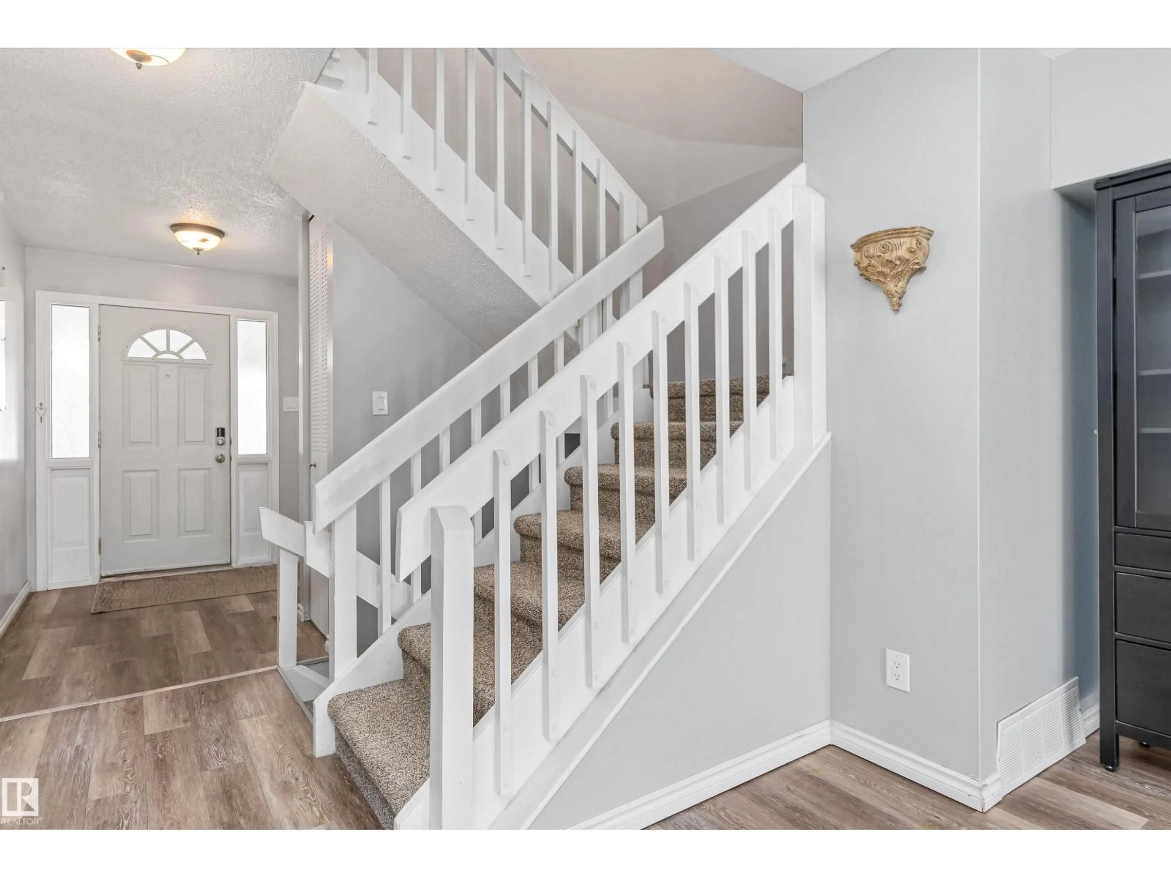 Indoor entryway for 6734 36A AV, Edmonton Alberta T6K1S3