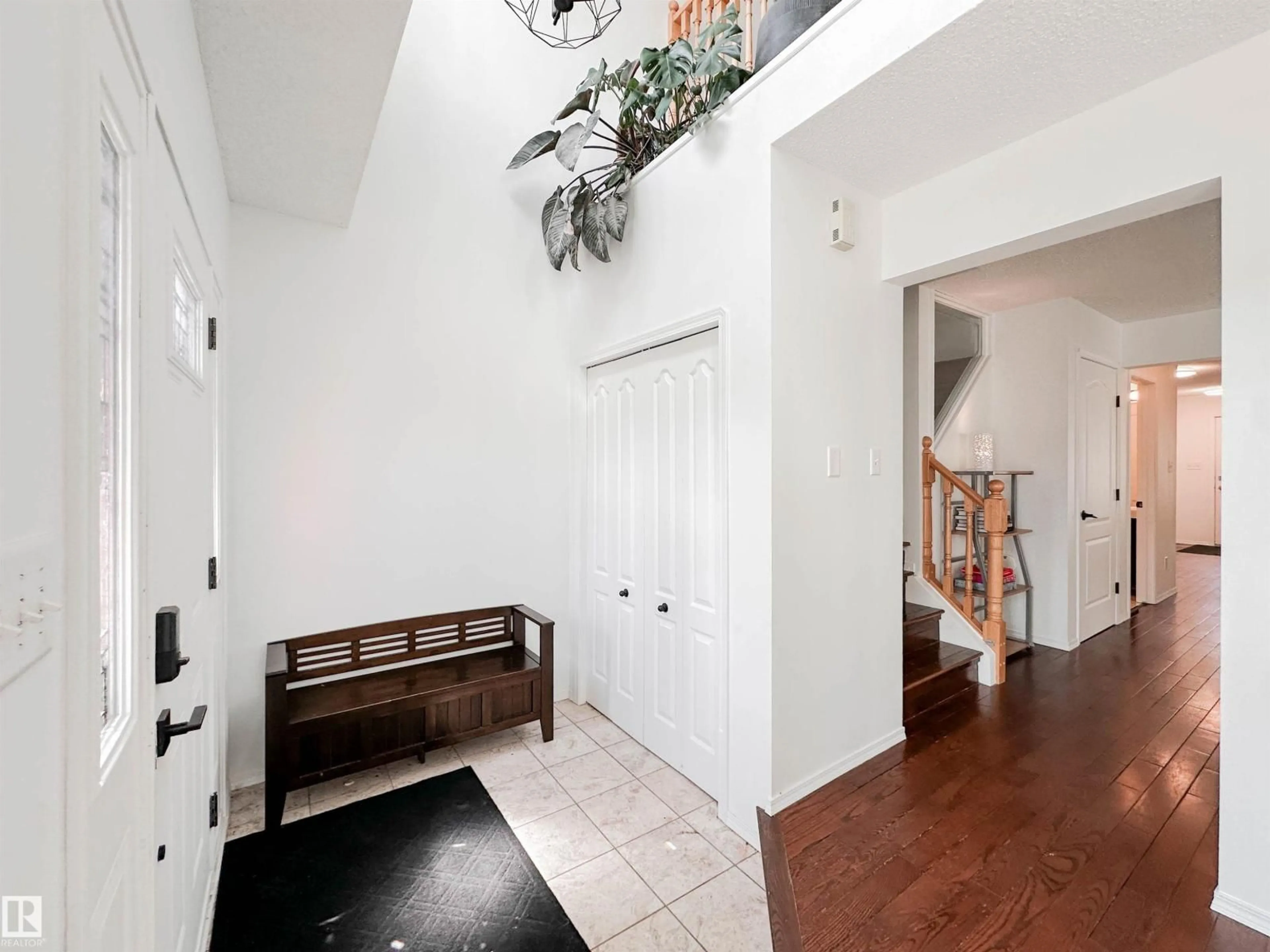 Indoor entryway for 10020 97 AV, Edmonton Alberta T5K0B1