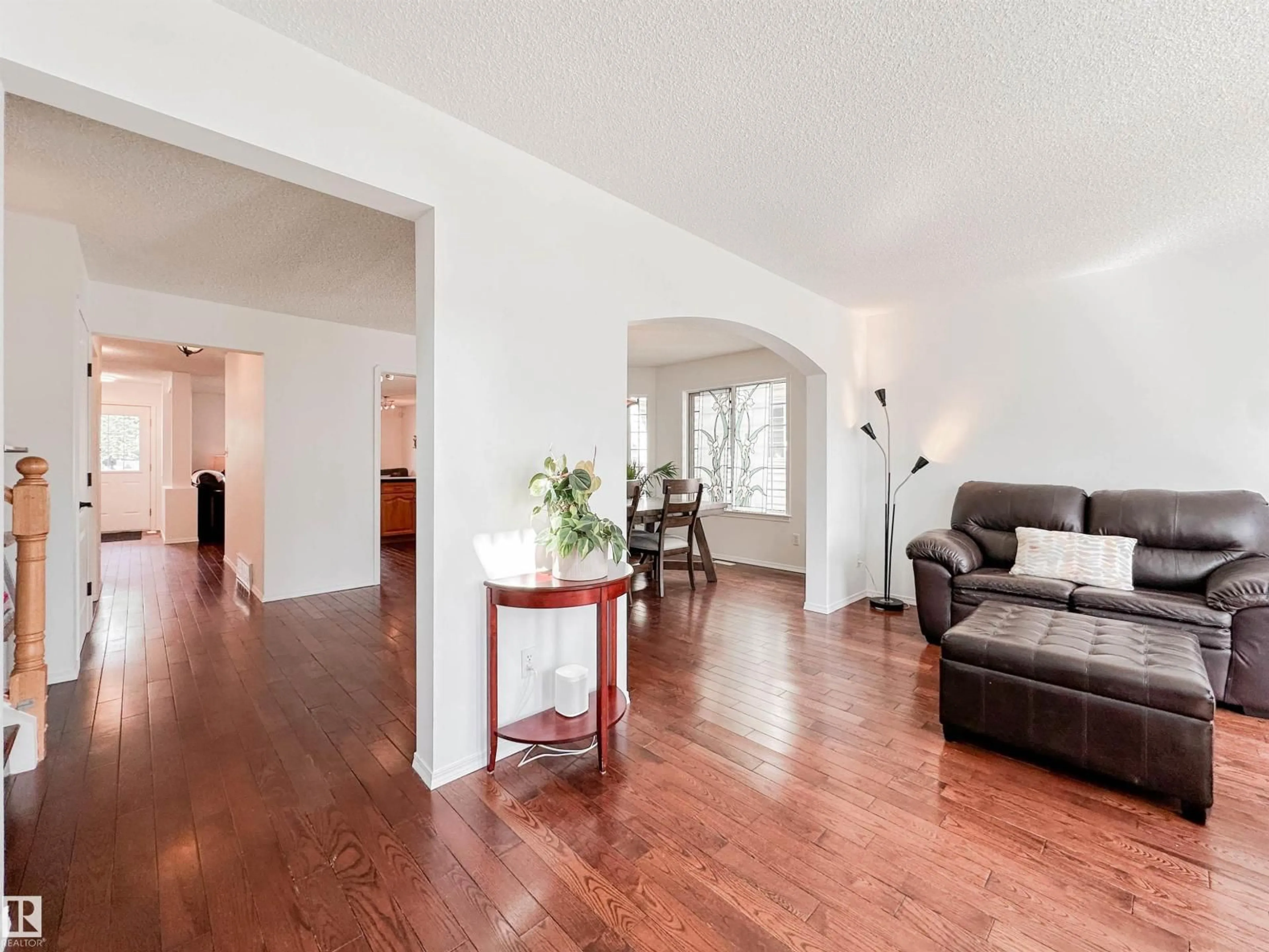 Indoor foyer for 10020 97 AV, Edmonton Alberta T5K0B1