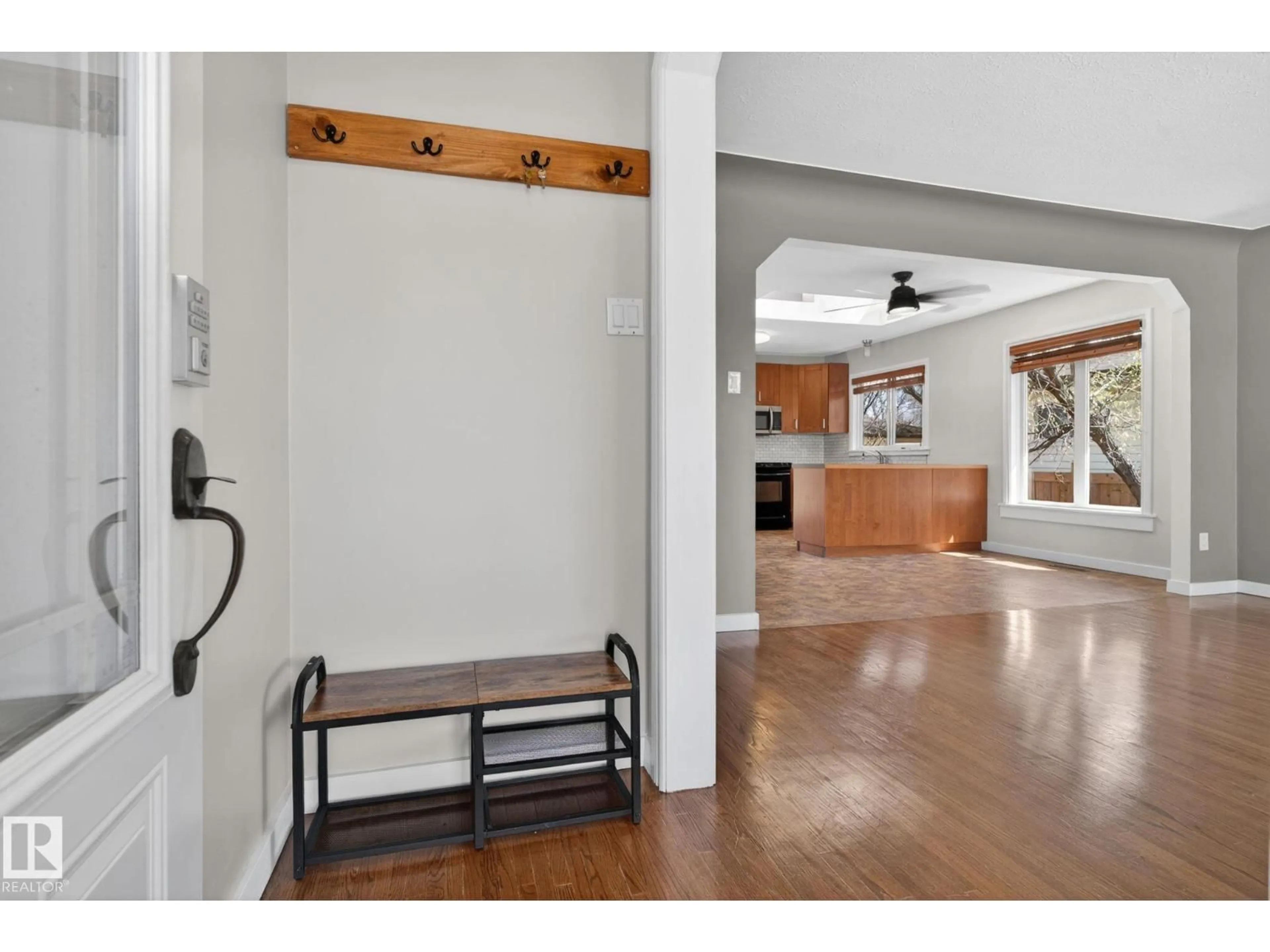 Indoor entryway for 10409 83 ST, Edmonton Alberta T6A3P2