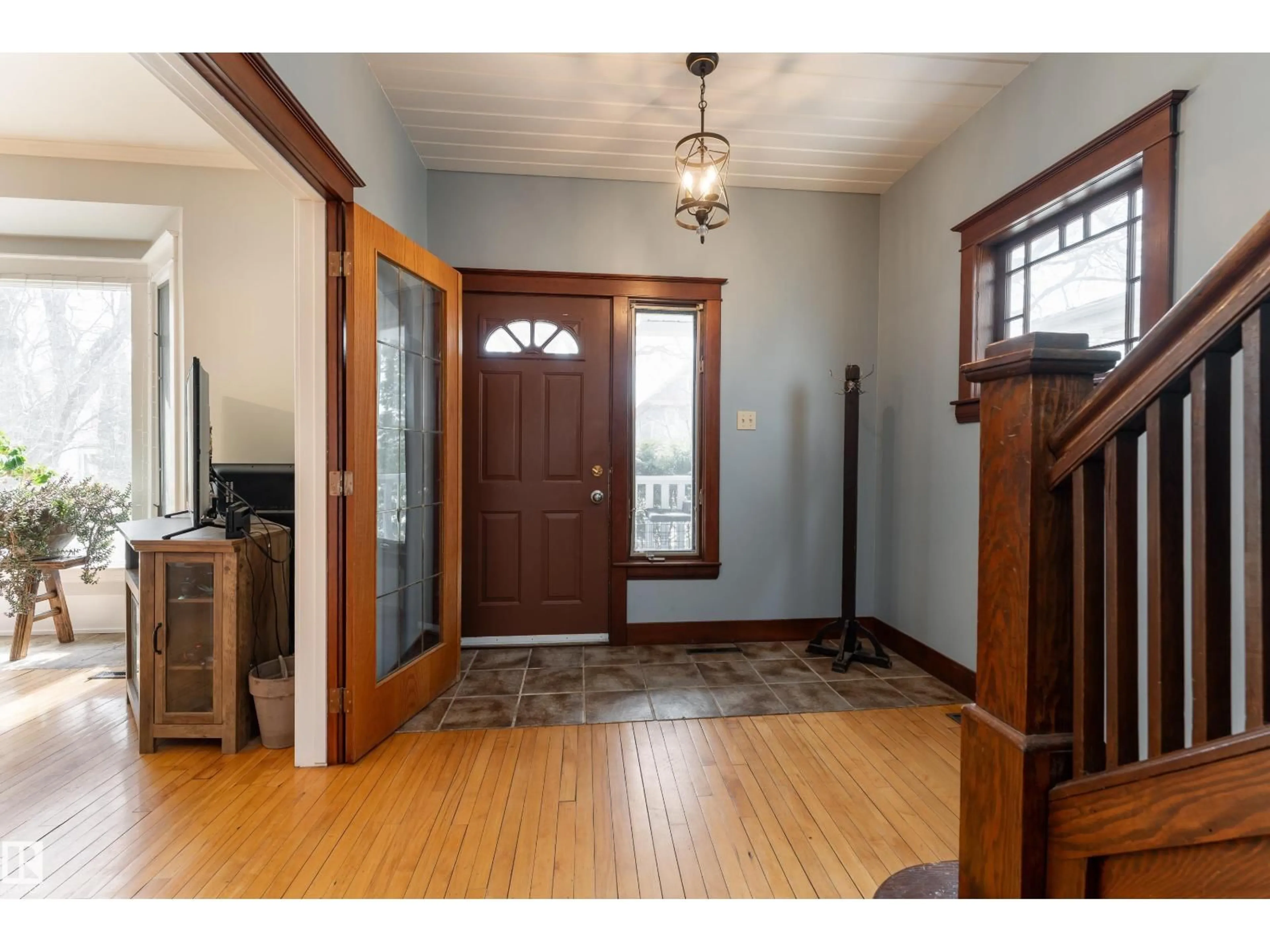 Indoor entryway for 10956 81 AV, Edmonton Alberta T6G0S2
