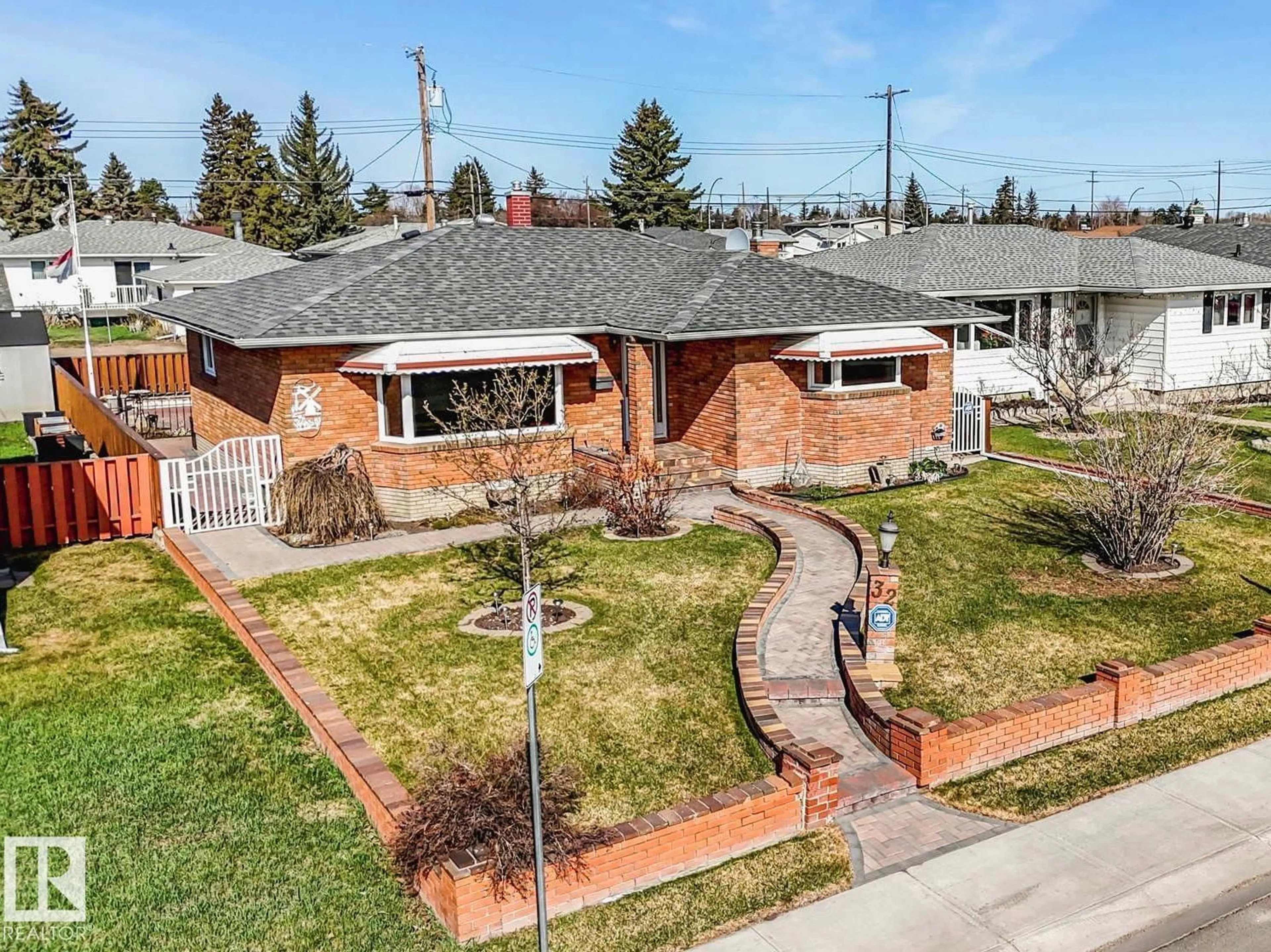 A pic from outside/outdoor area/front of a property/back of a property/a pic from drone, street for 13532 113 ST, Edmonton Alberta T5E5B1