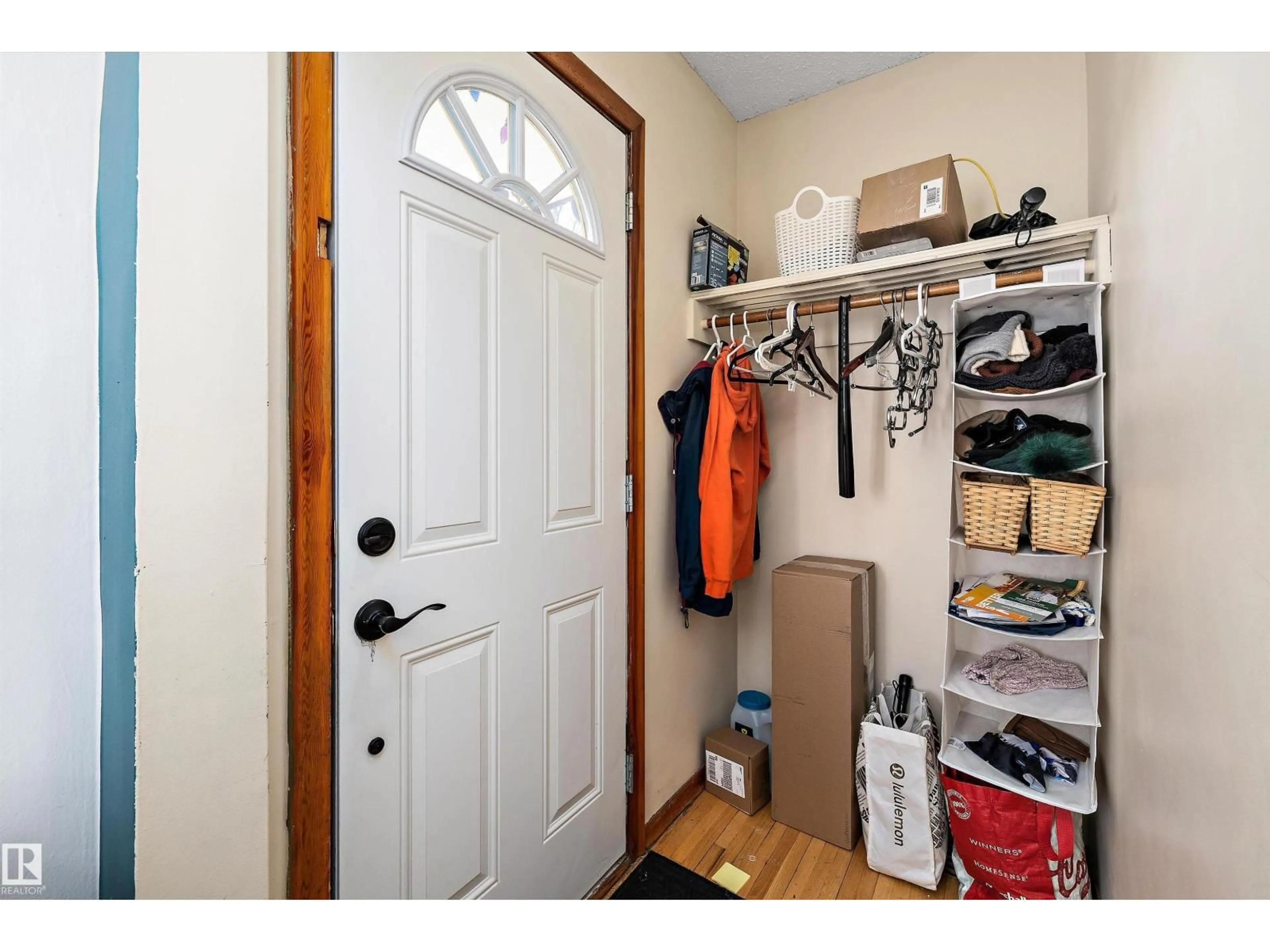 Indoor entryway for 11607 141 ST, Edmonton Alberta T5M1T7
