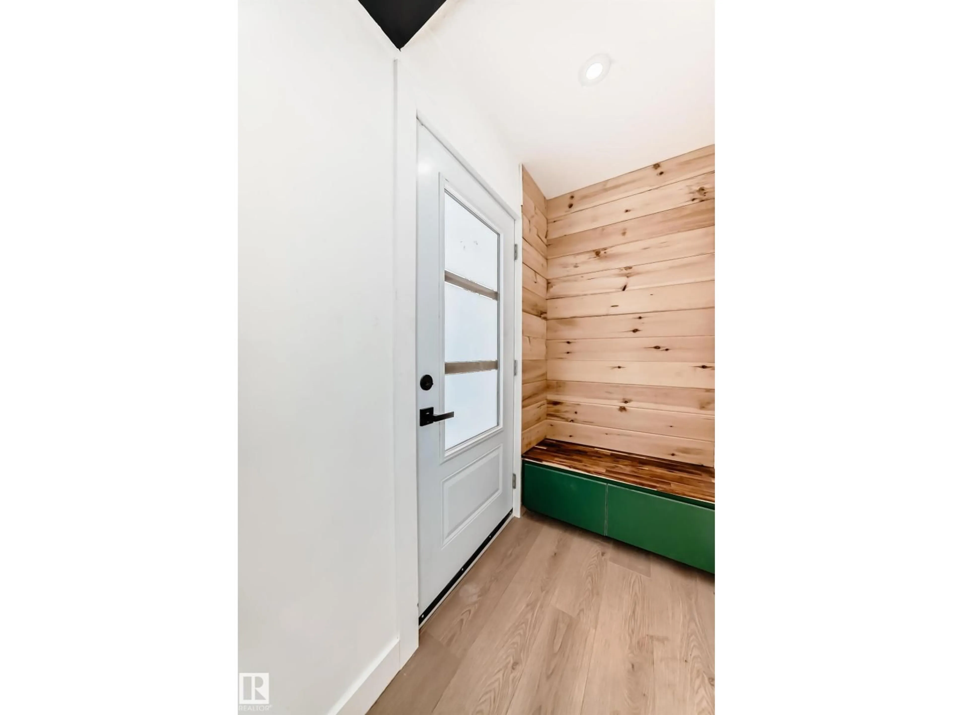 Indoor entryway for NW - 8712 89 AV, Edmonton Alberta T6C1N7