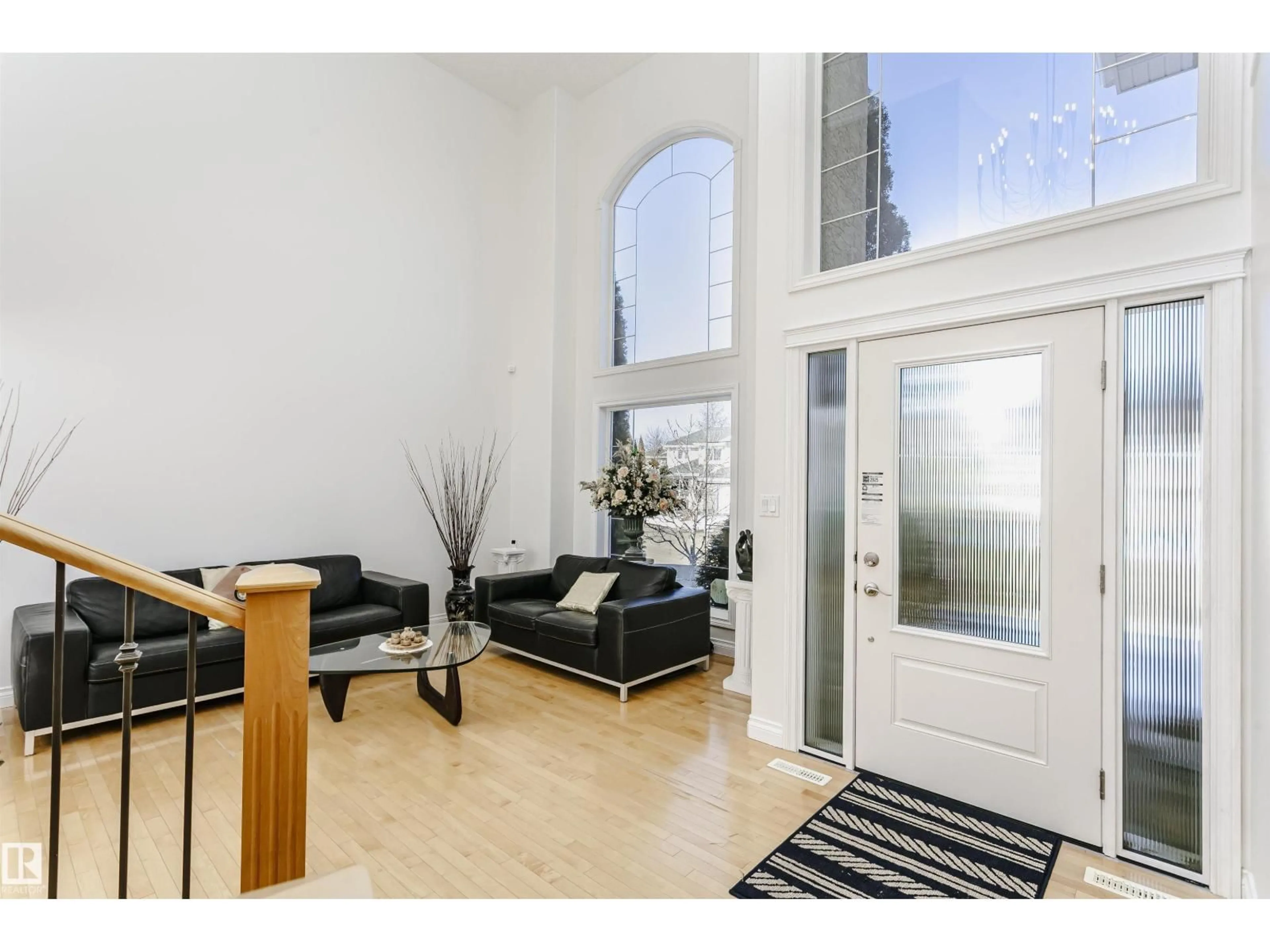 Indoor entryway for 1009 TWIN BROOKS CO, Edmonton Alberta T6J7G5