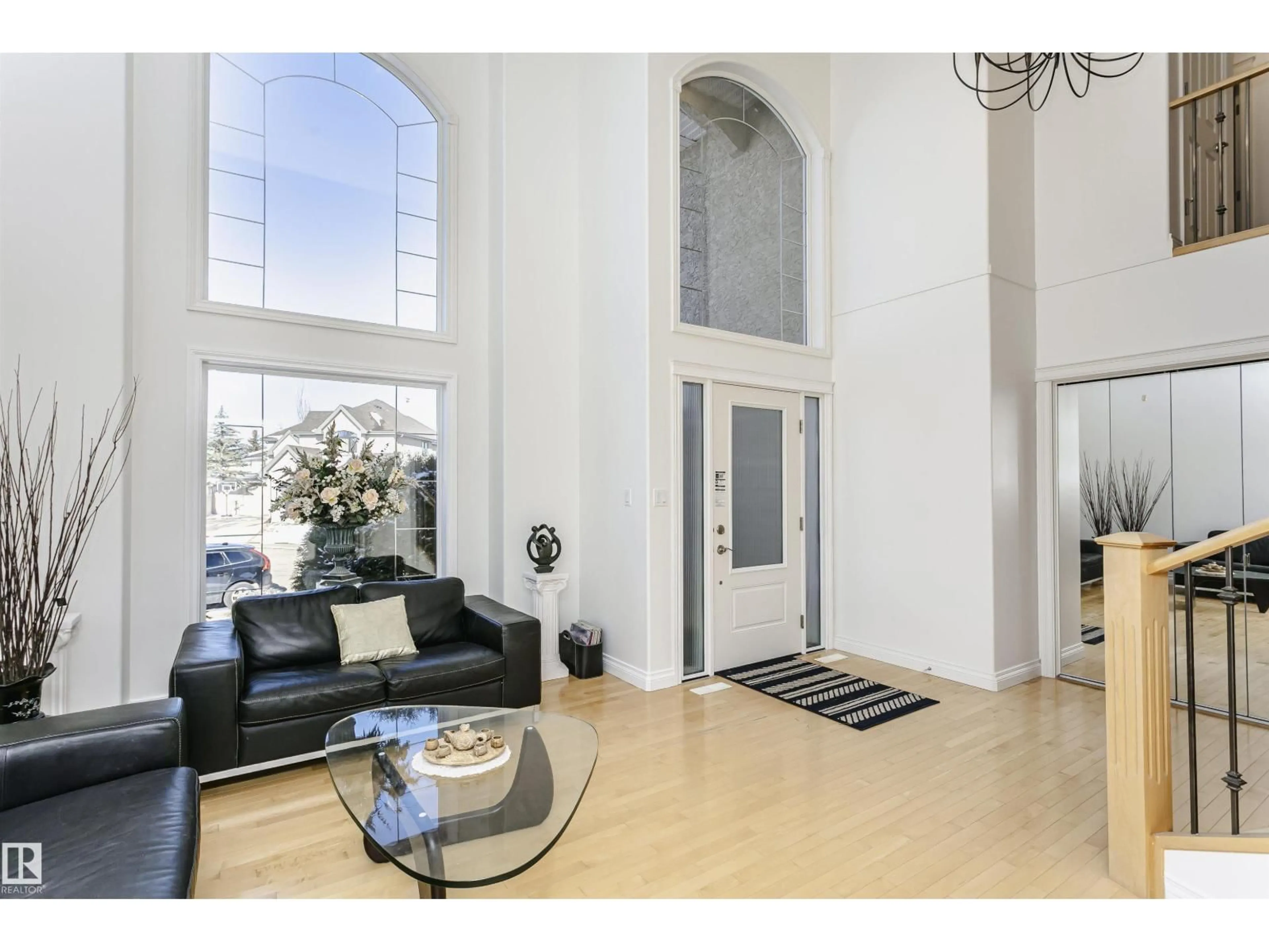 Indoor foyer for 1009 TWIN BROOKS CO, Edmonton Alberta T6J7G5