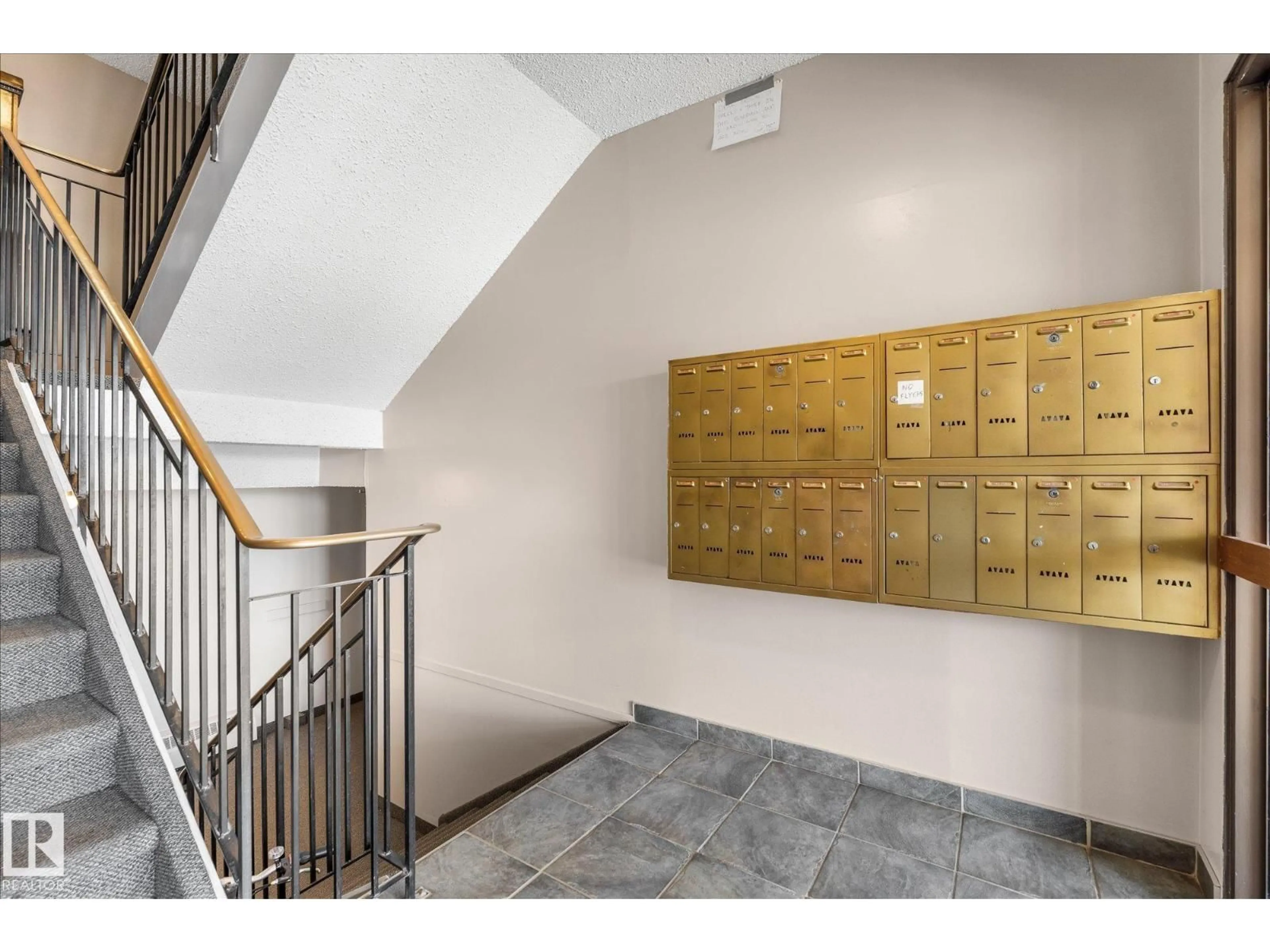 Indoor foyer for 101 BROWN ST, Stony Plain Alberta T7Z1P2