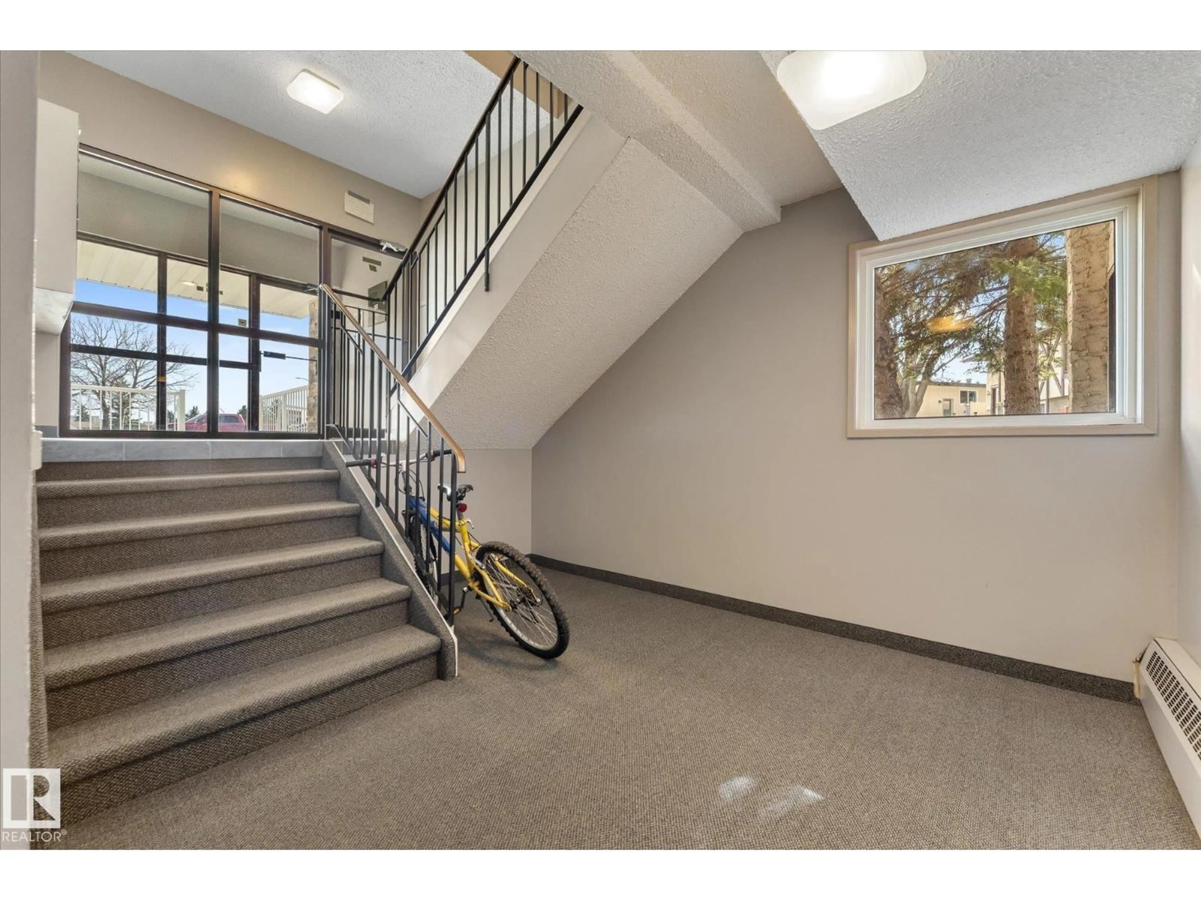 Indoor foyer for 101 BROWN ST, Stony Plain Alberta T7Z1P2