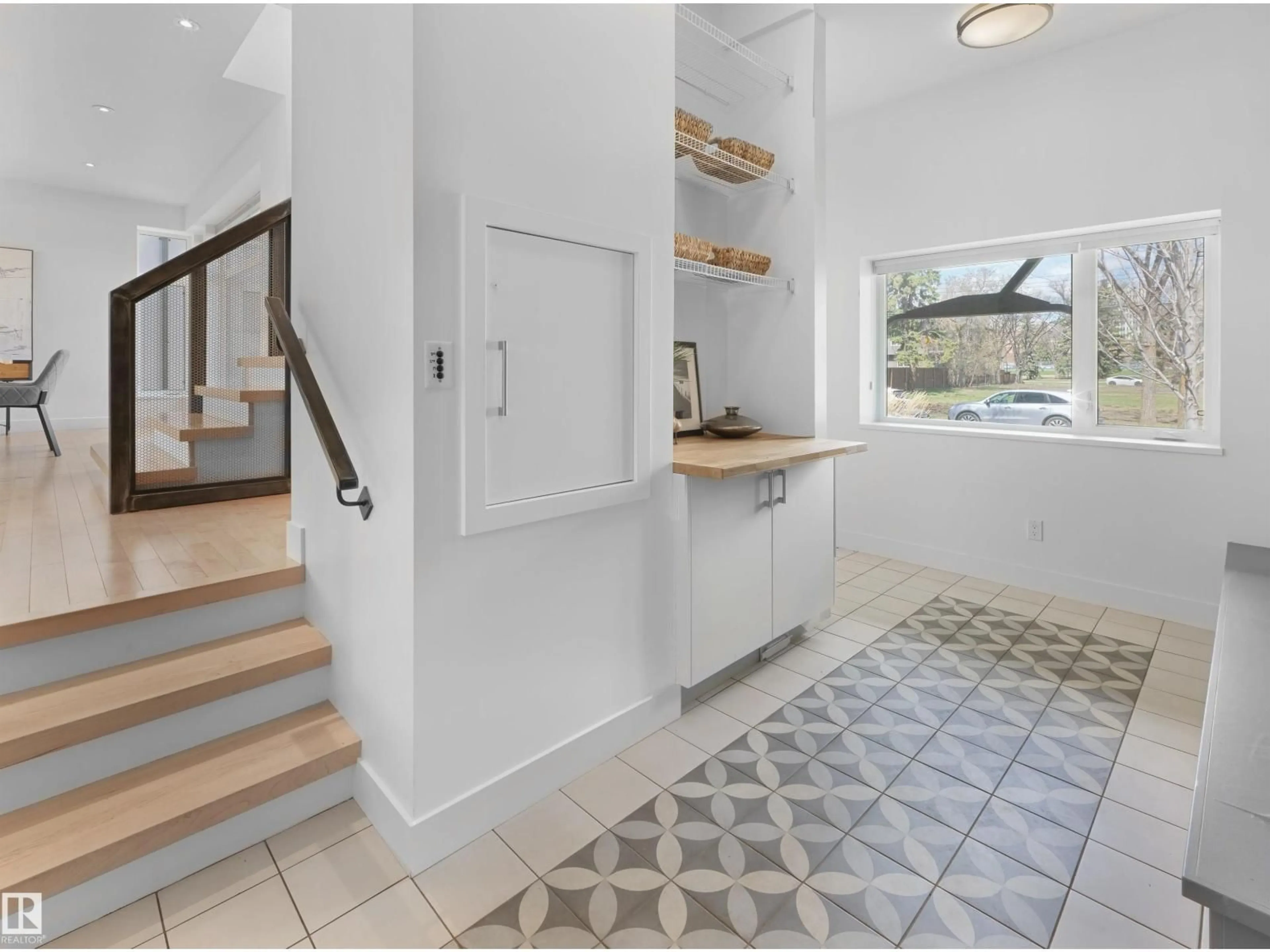 Indoor entryway for NW - 11251 79 AV, Edmonton Alberta T6G0P2