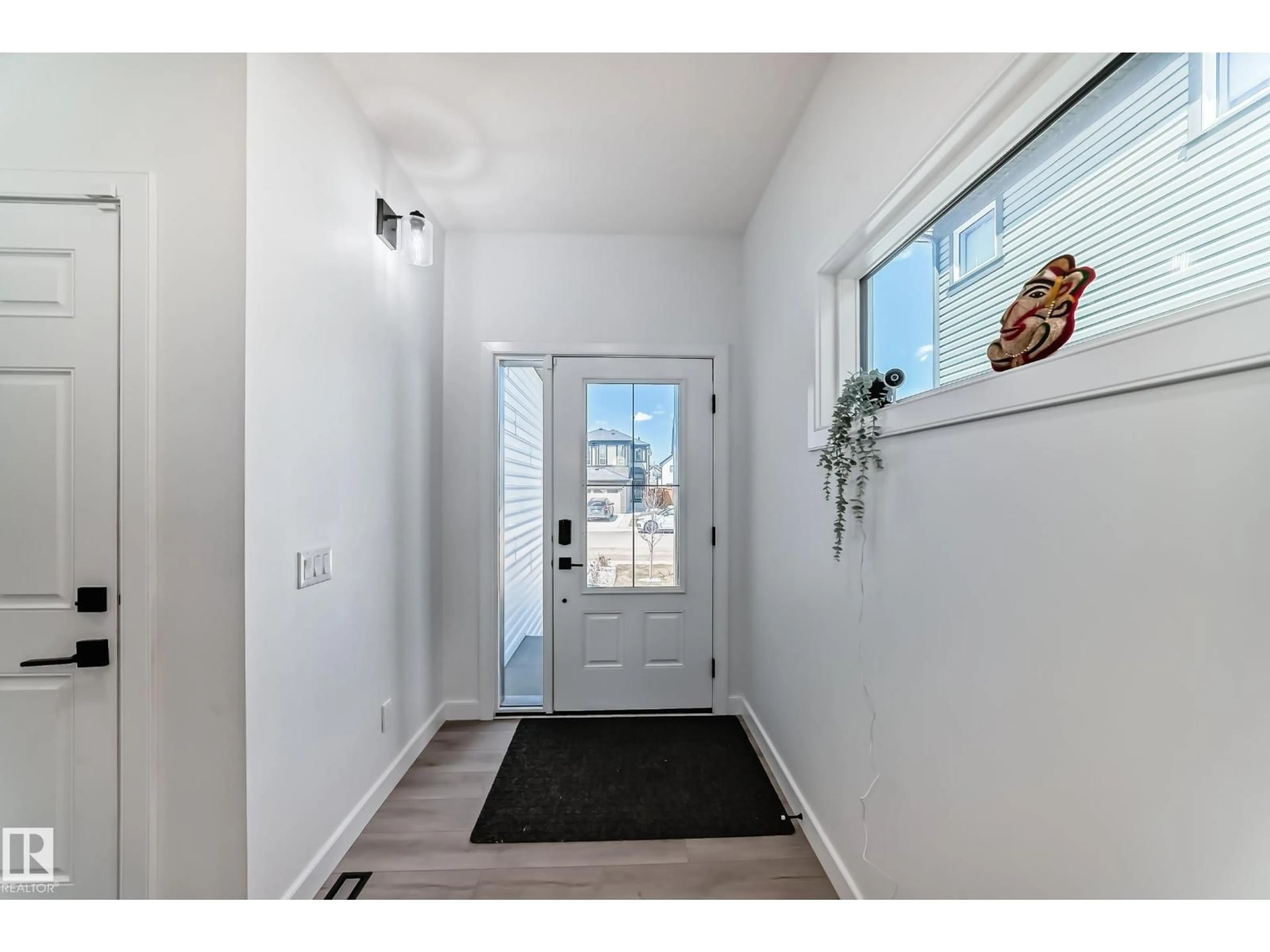 Indoor entryway for 3247 CHERNOWSKI WY, Edmonton Alberta T6W5H2