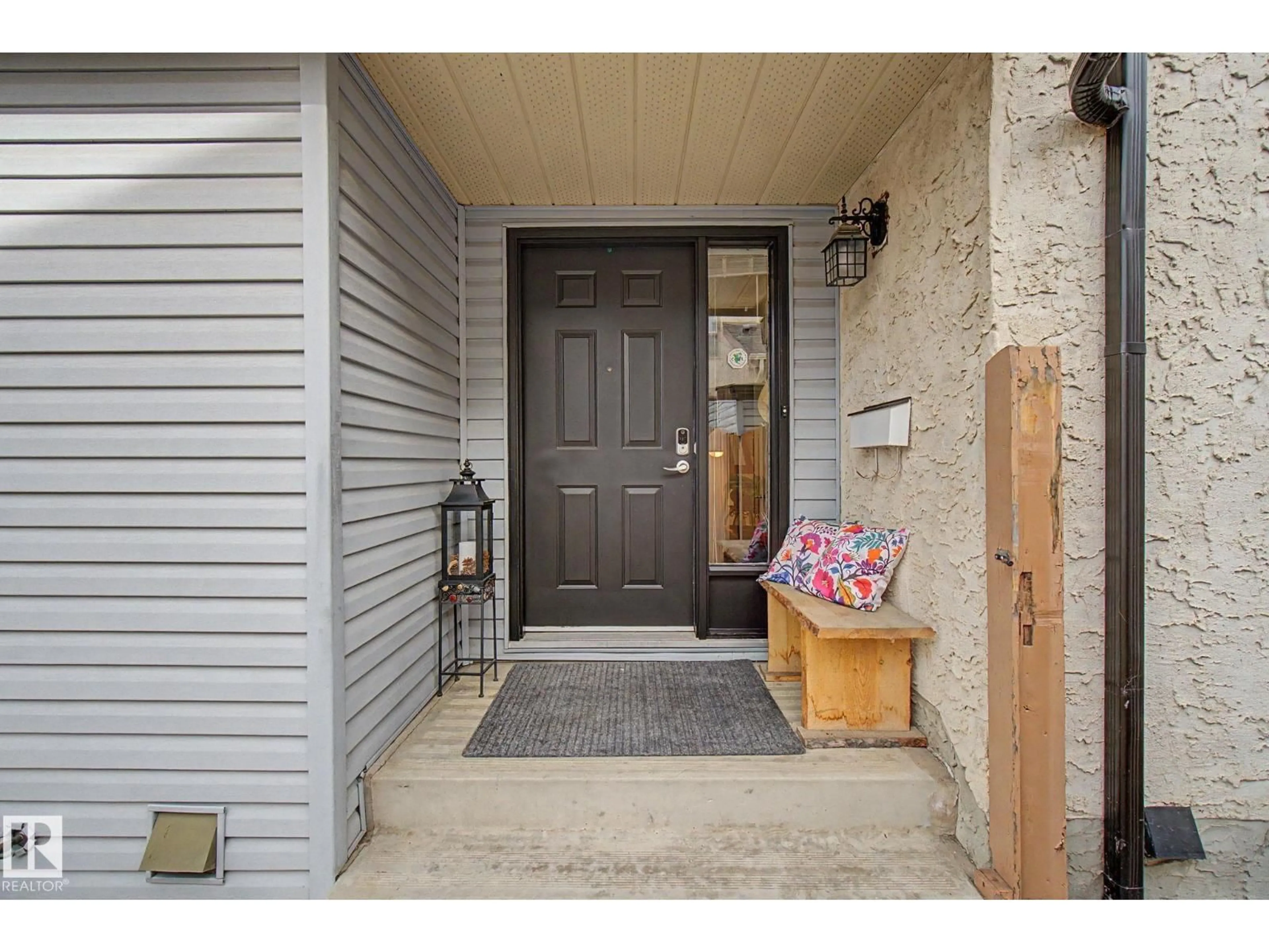 Indoor entryway for 17305 60 AVE, Edmonton Alberta T6M1E9