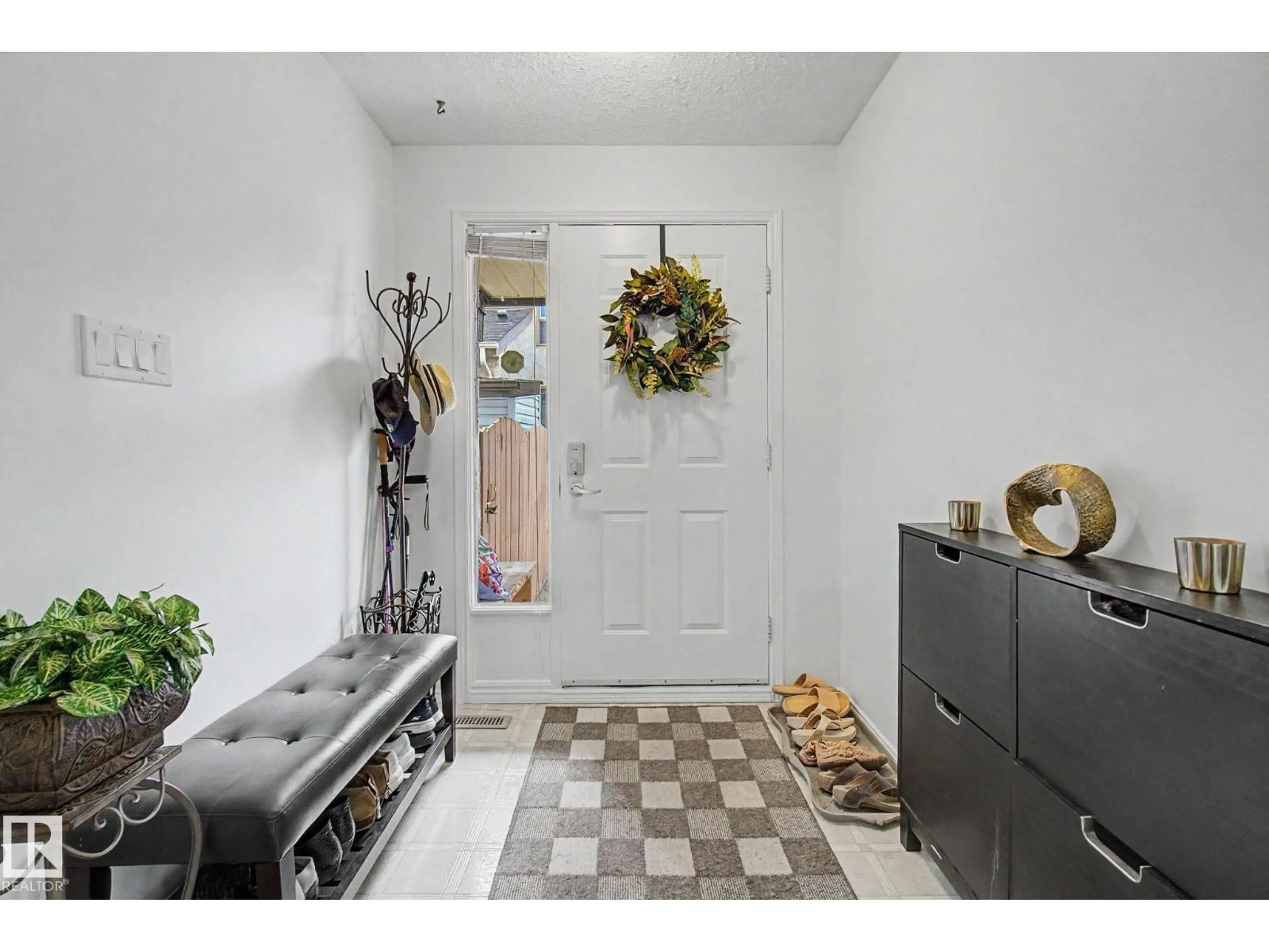 Indoor entryway for 17305 60 AVE, Edmonton Alberta T6M1E9