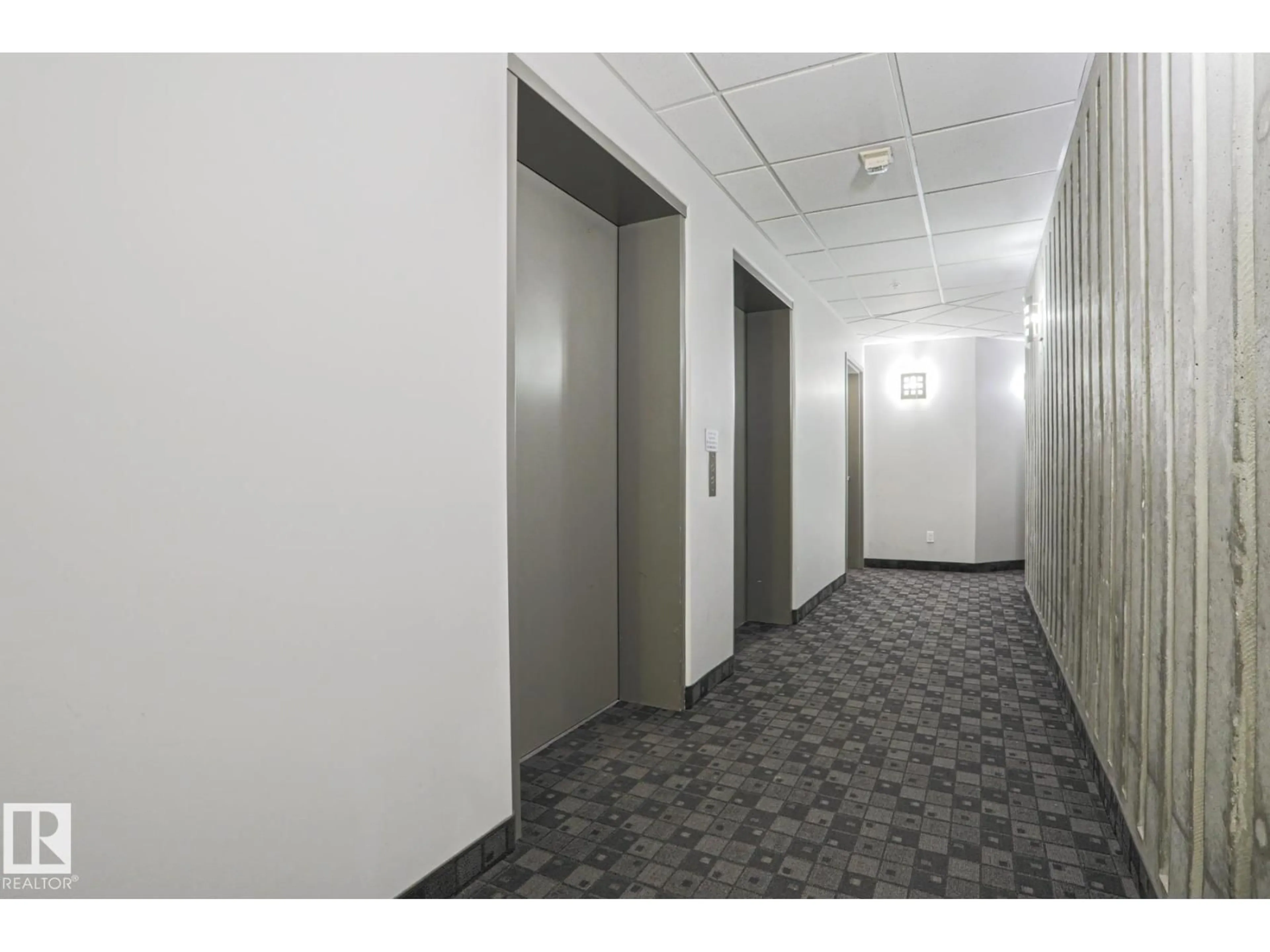 Indoor foyer for 902 10504 99 AV NW, Edmonton Alberta T5K1B2
