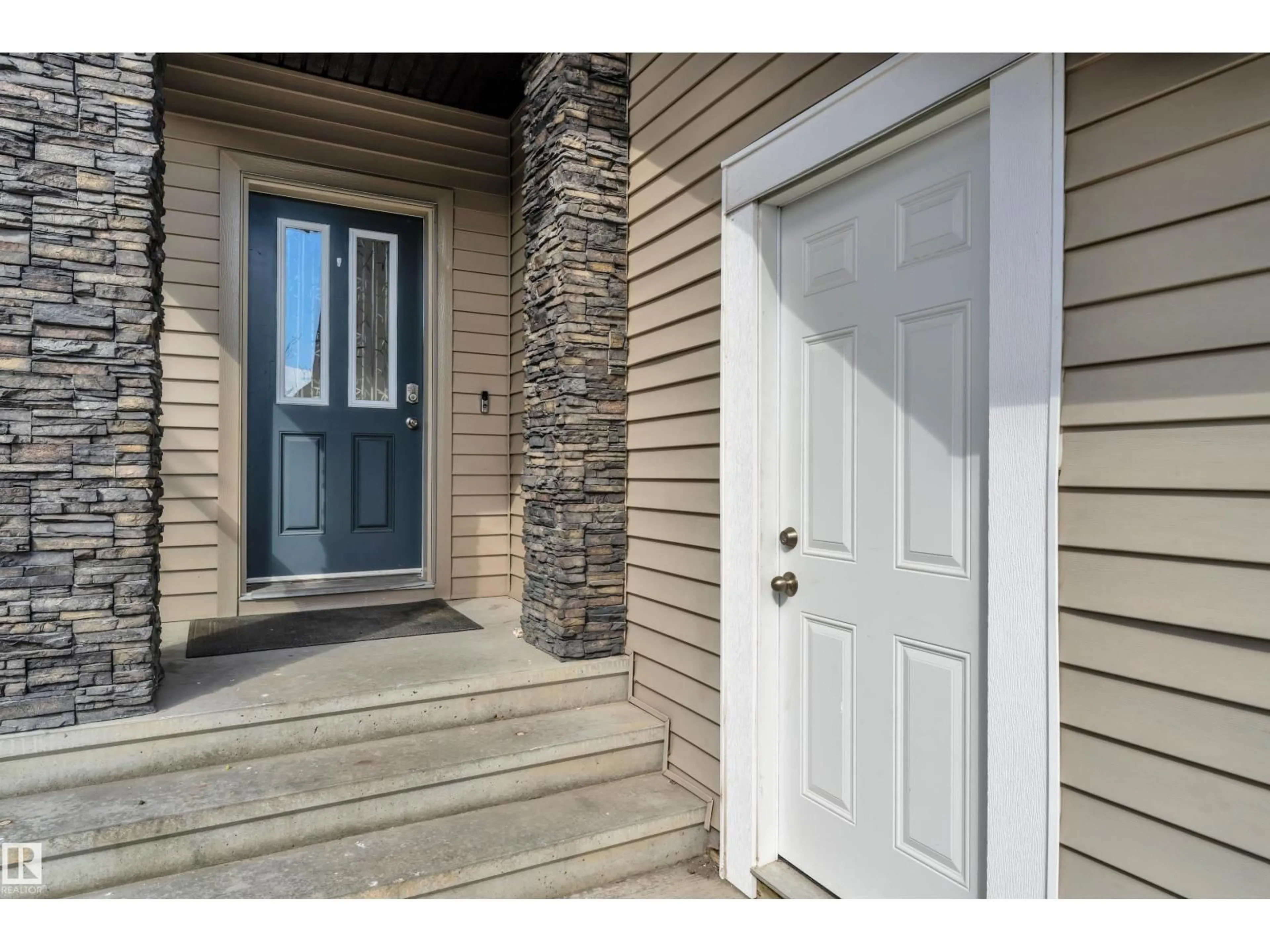 Indoor entryway for 642 ADAMS WY, Edmonton Alberta T6W0K1