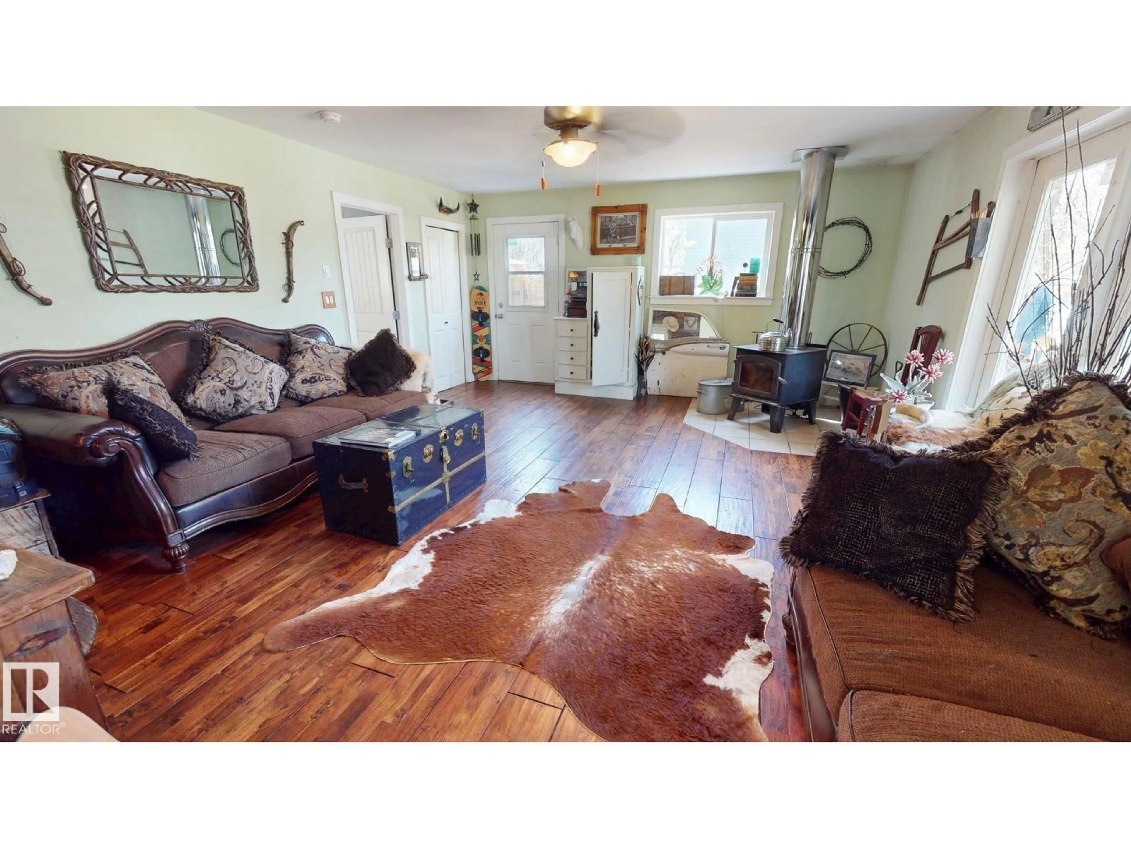 Living room with furniture, unknown for 130 LAKESHORE DR, Rural Lac Ste. Anne County Alberta T0E1V0