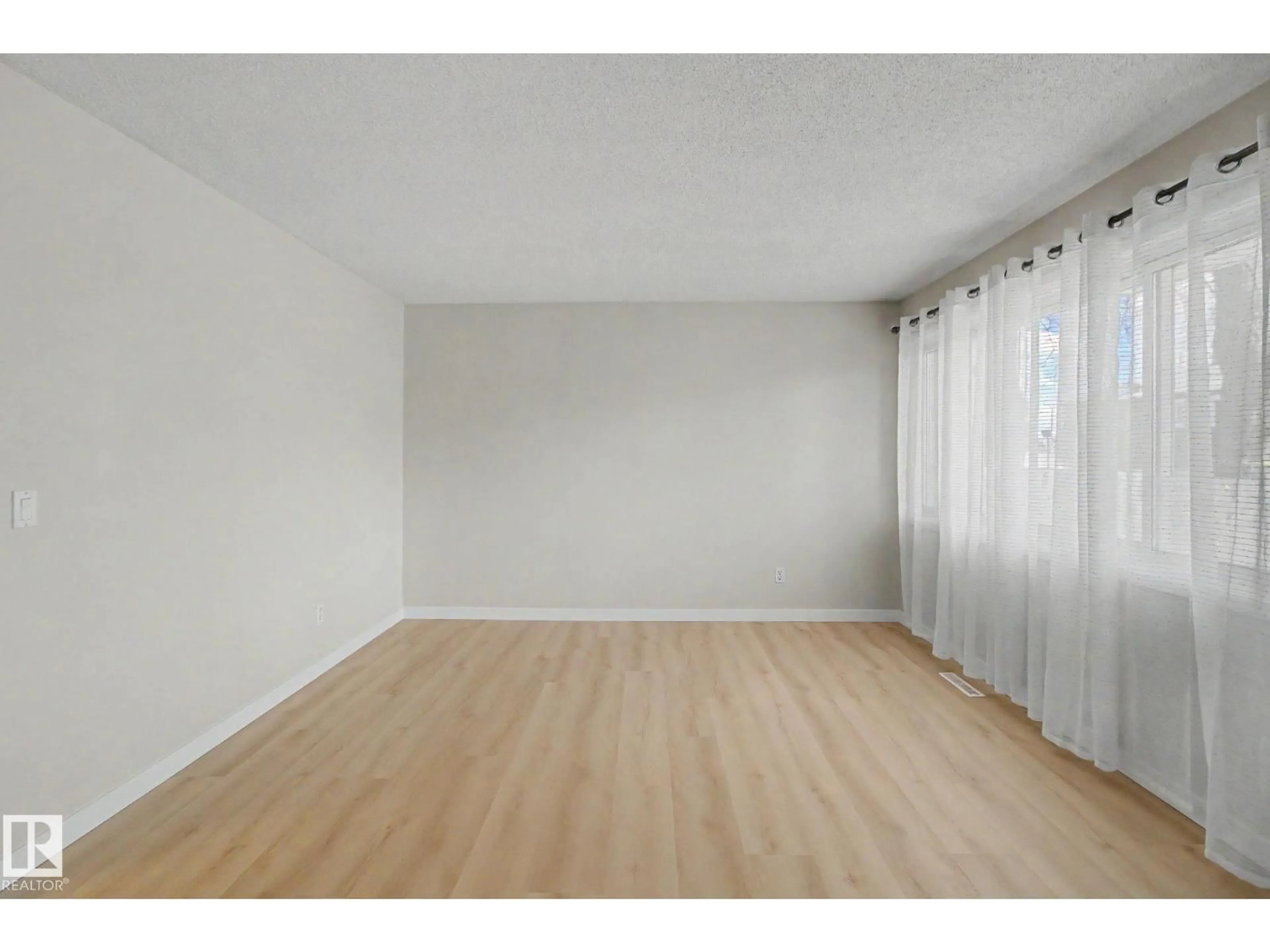 A pic of a room for 14315 58 ST, Edmonton Alberta T5A1N6