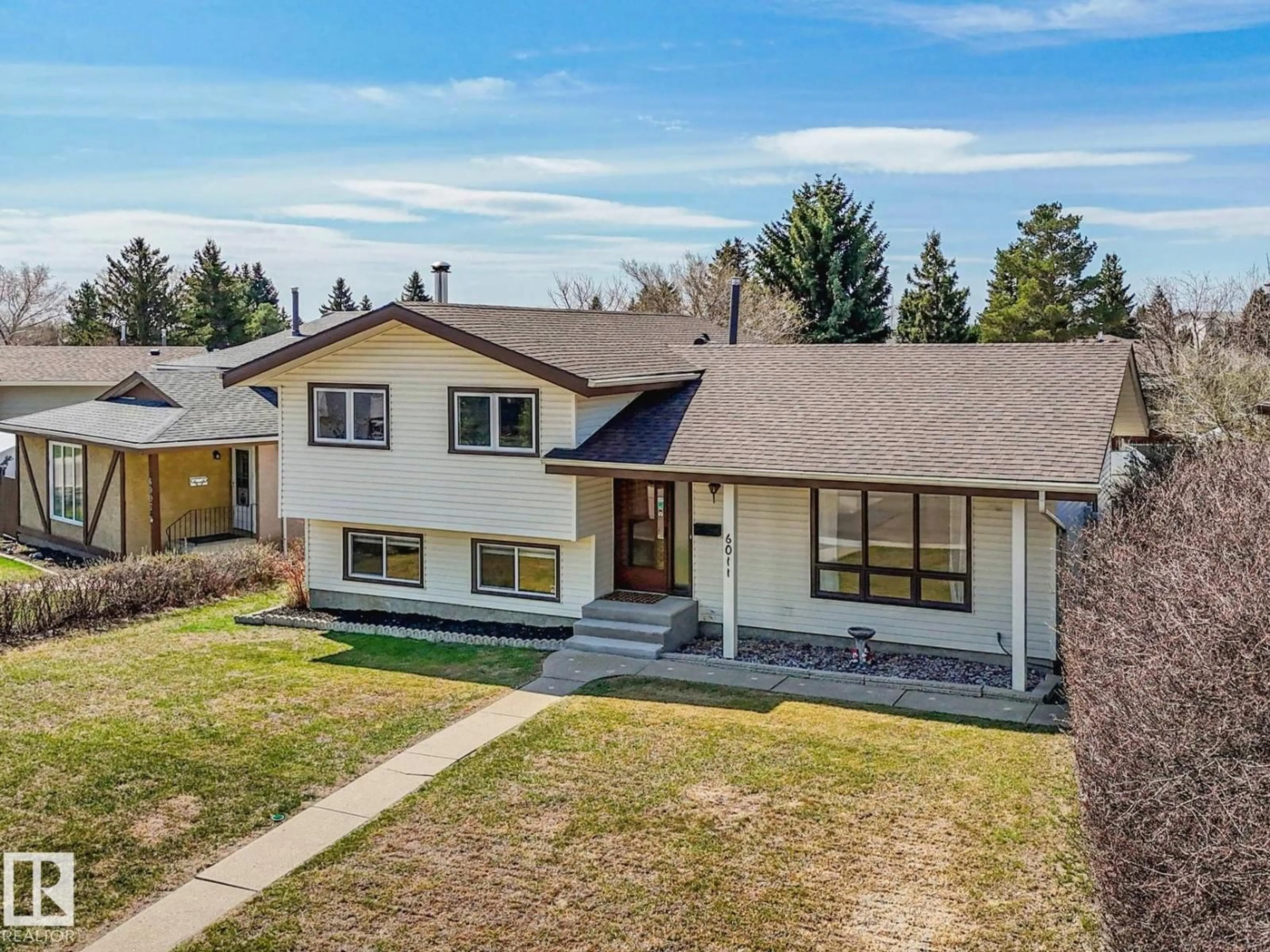 A pic from outside/outdoor area/front of a property/back of a property/a pic from drone, street for 6011 37 AV, Edmonton Alberta T6L1V3