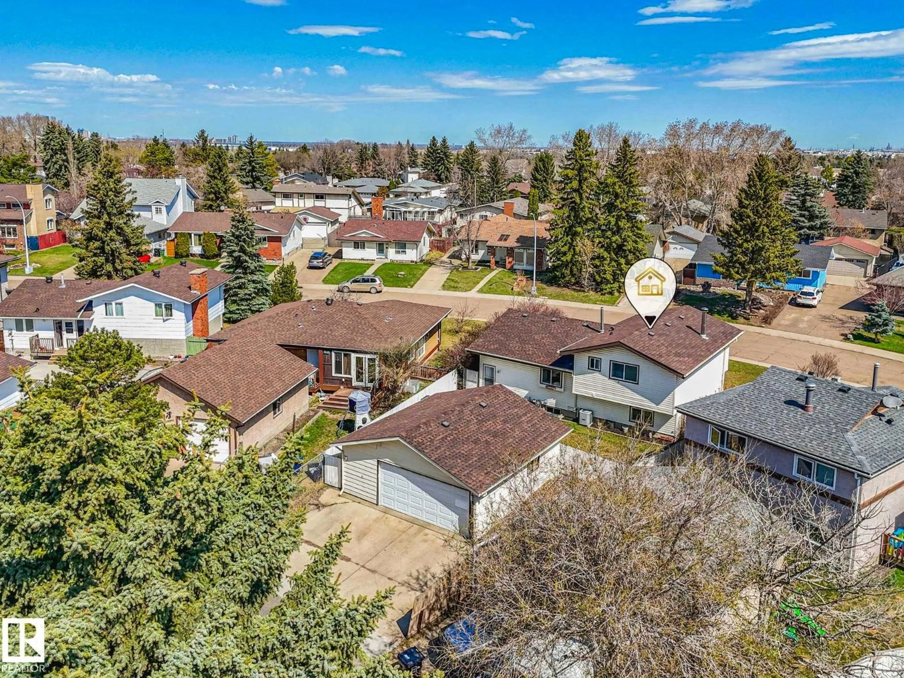 A pic from outside/outdoor area/front of a property/back of a property/a pic from drone, unknown for 6011 37 AV, Edmonton Alberta T6L1V3