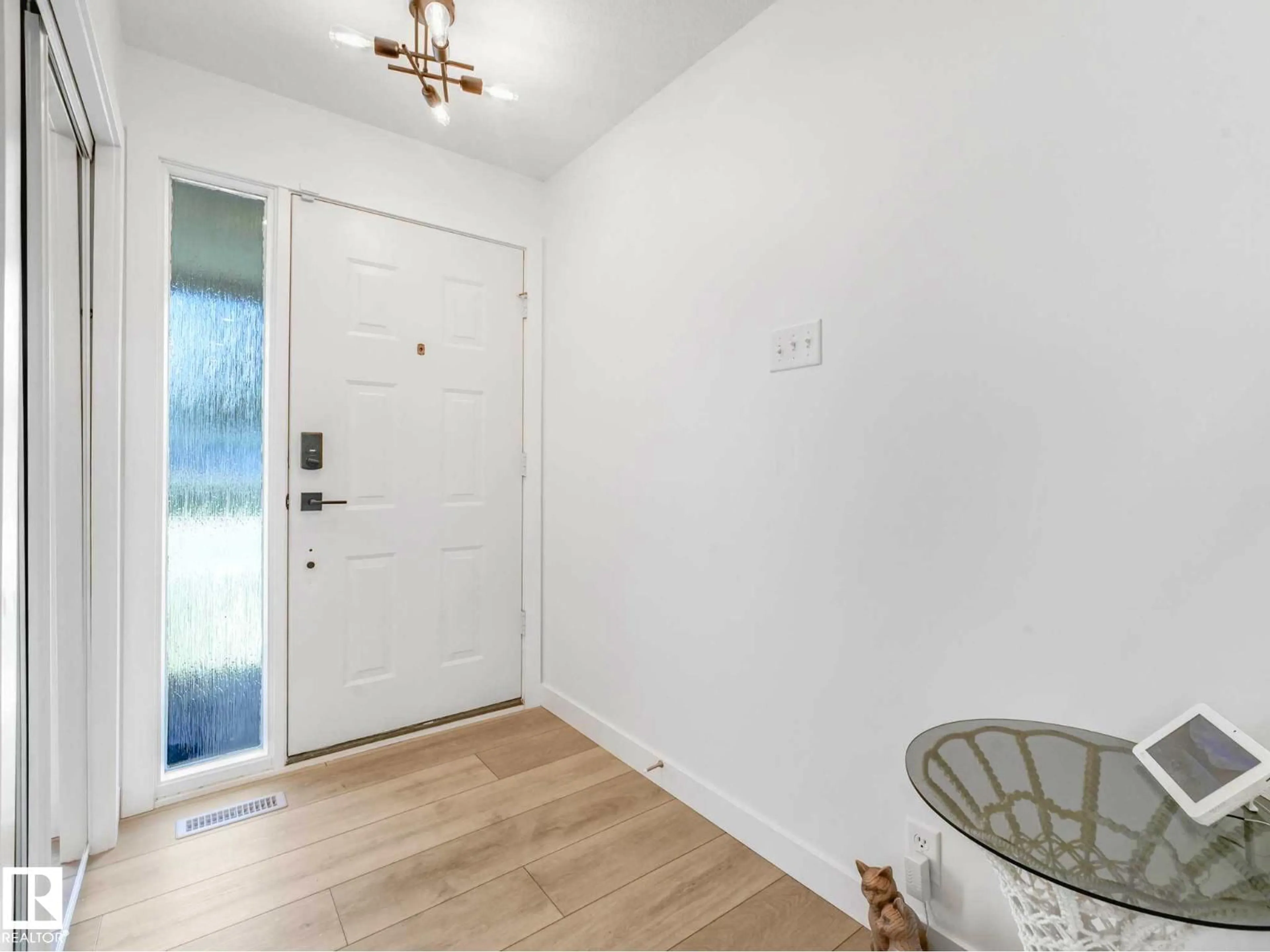 Indoor entryway for 6011 37 AV, Edmonton Alberta T6L1V3