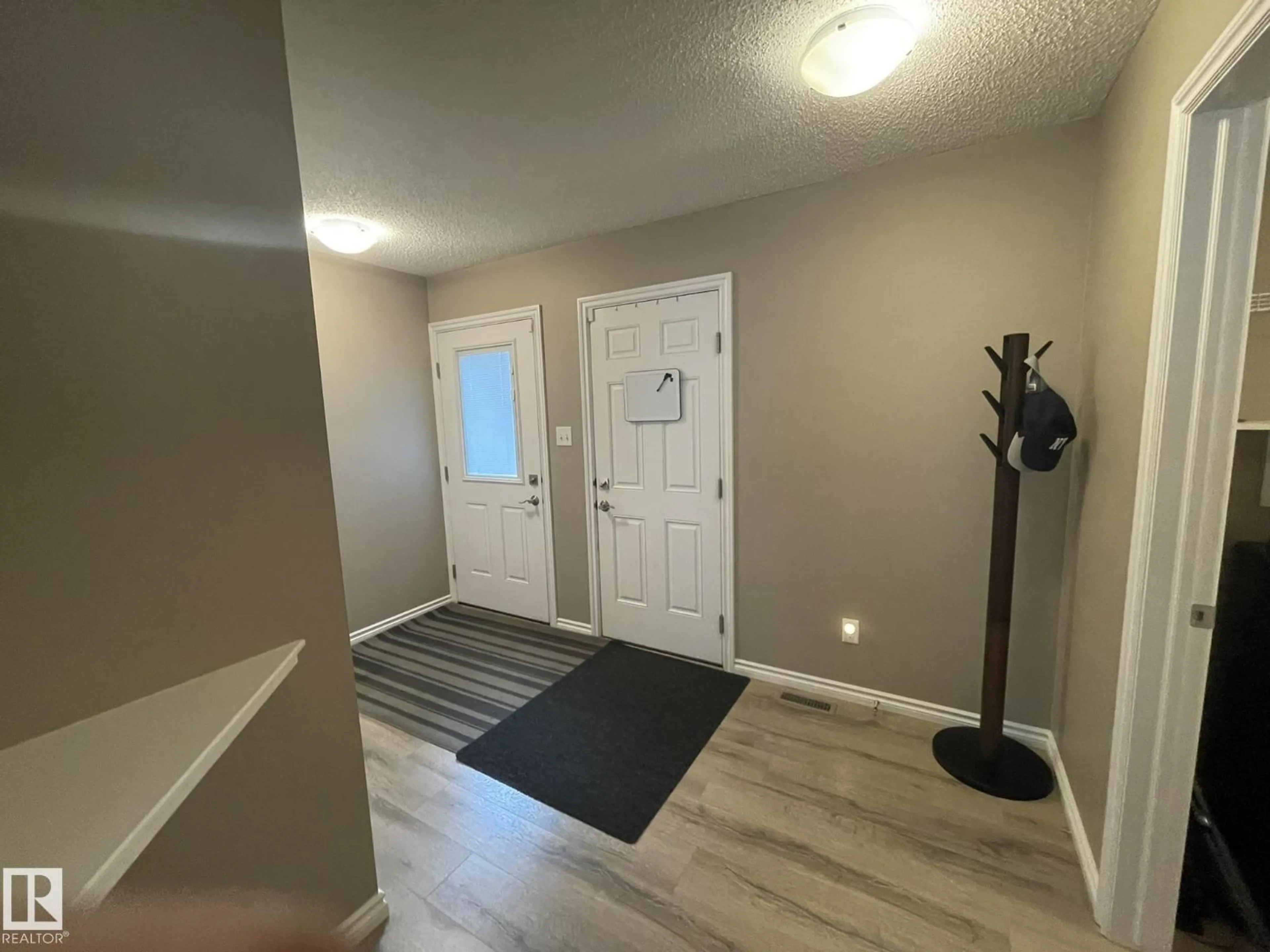 Indoor entryway for 871 EBBERS CR, Edmonton Alberta T5Y3V1
