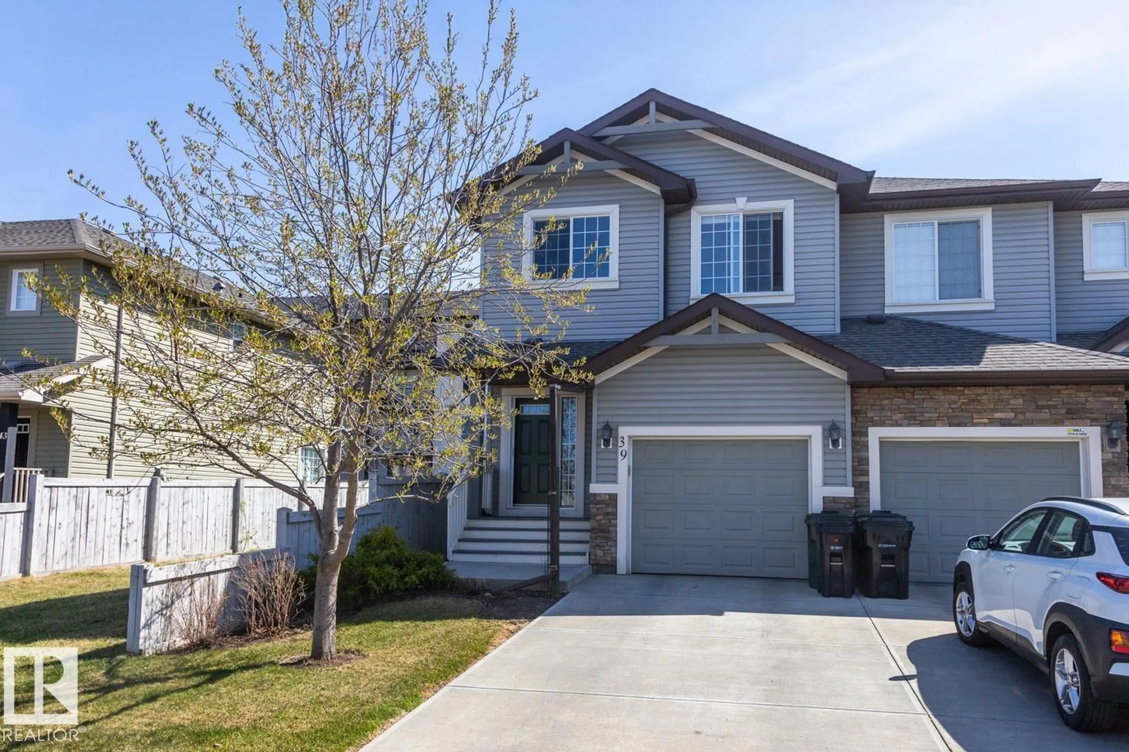 Home with vinyl exterior material, street for 39 MEADOWVIEW CO, Spruce Grove Alberta T7X0N2