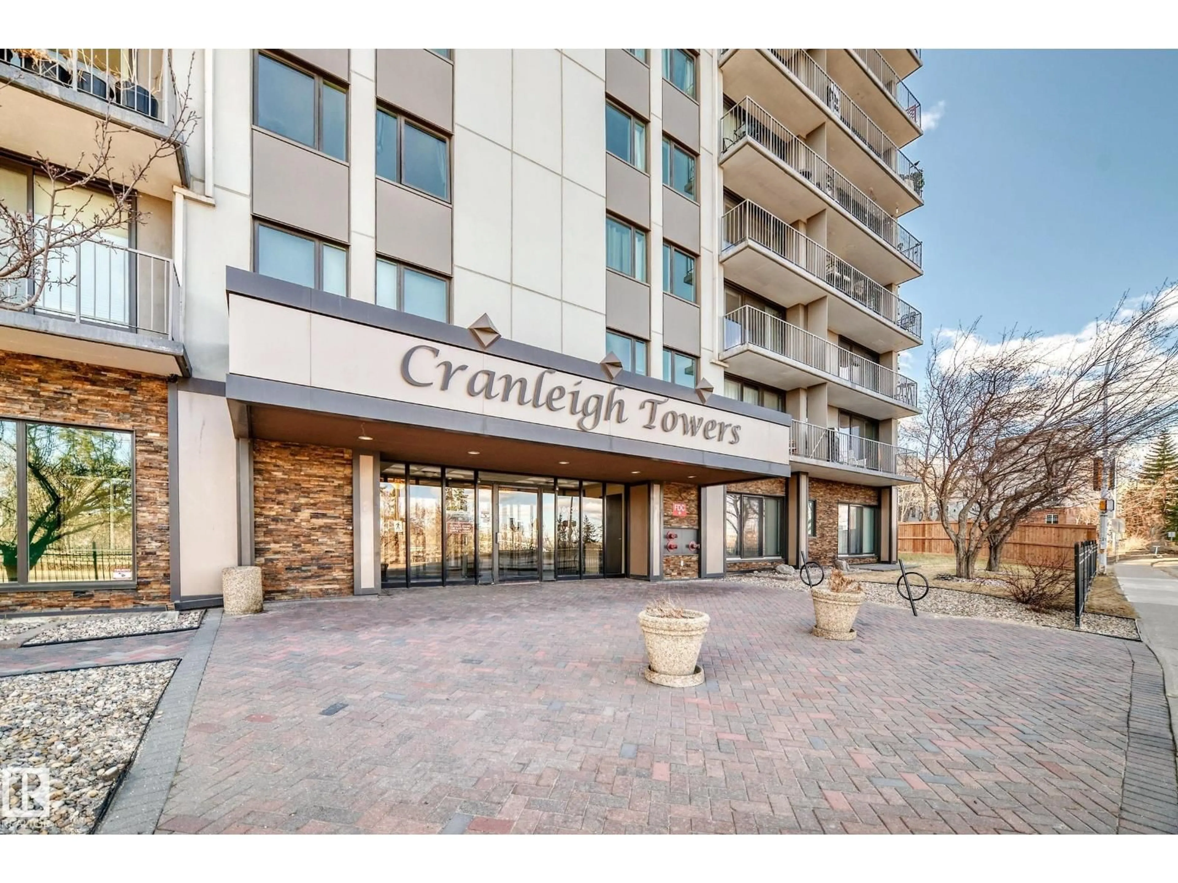 Indoor foyer for 10135 - 601 SASKATCHEWAN DR, Edmonton Alberta T6E4Y9