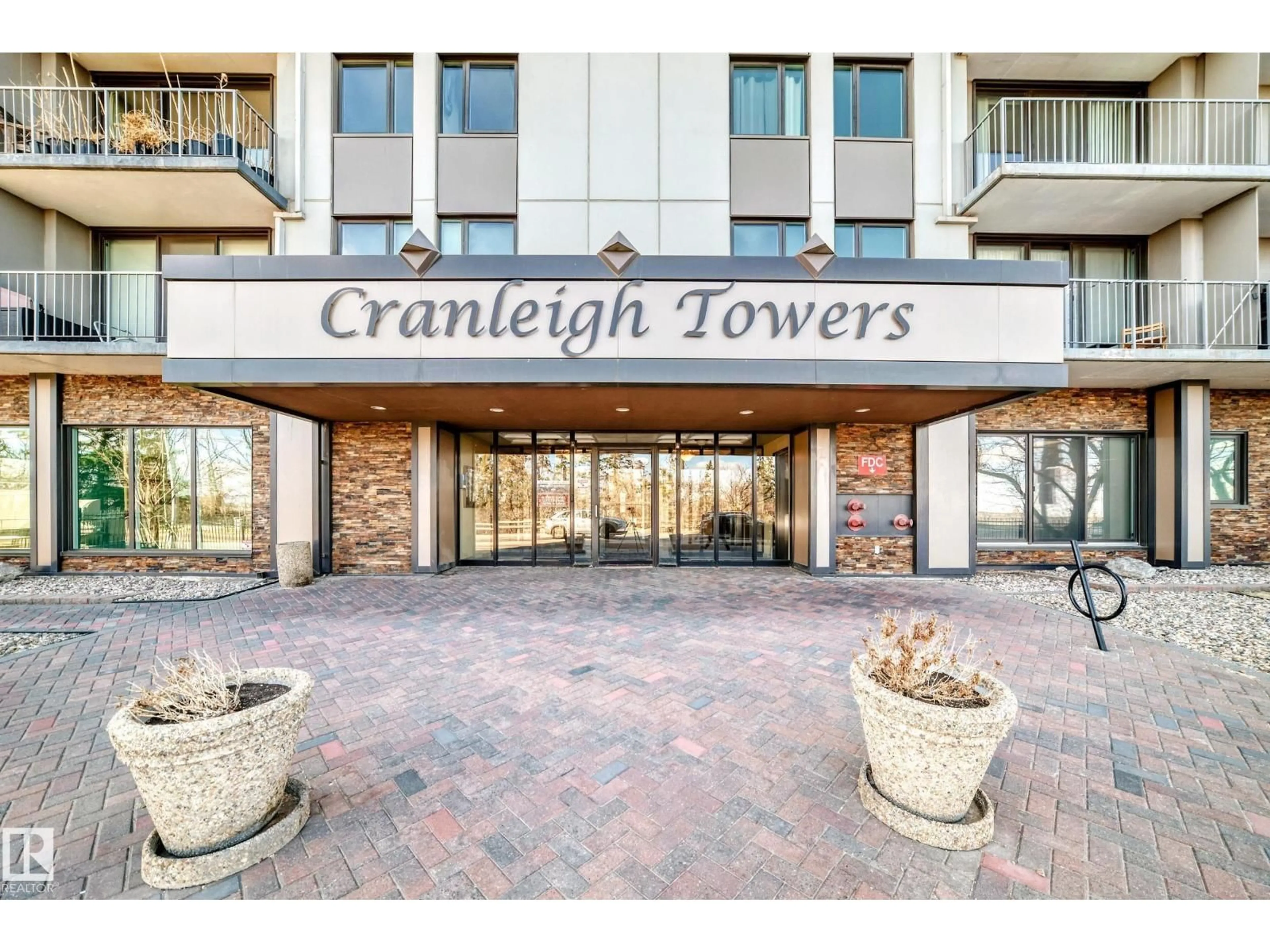 Indoor foyer for 10135 - 601 SASKATCHEWAN DR, Edmonton Alberta T6E4Y9