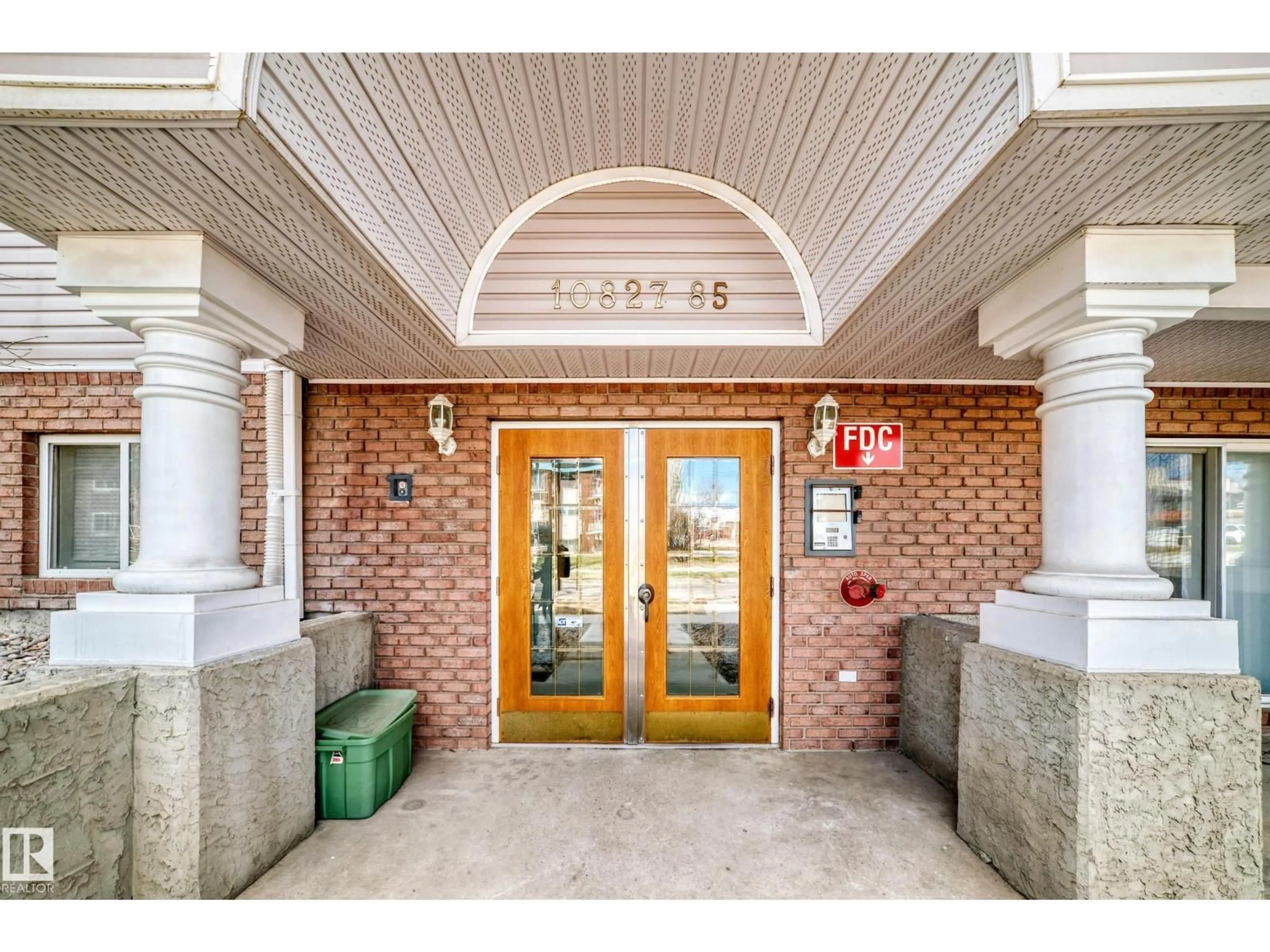 Indoor foyer for NW - 101 10827 85 AV, Edmonton Alberta T6E2L2