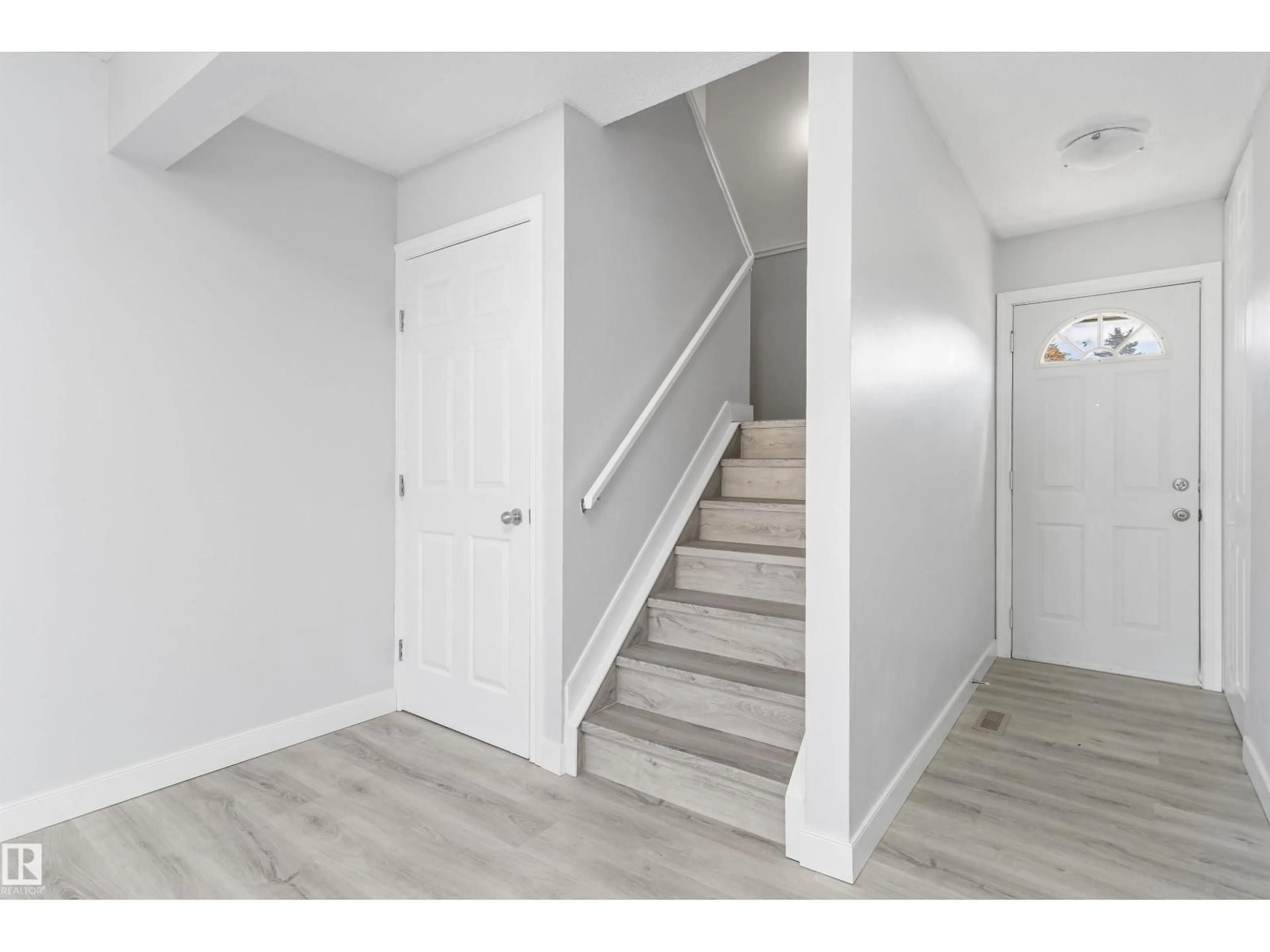 Indoor entryway for NW - 120 CORNELL CO, Edmonton Alberta T5C3C3