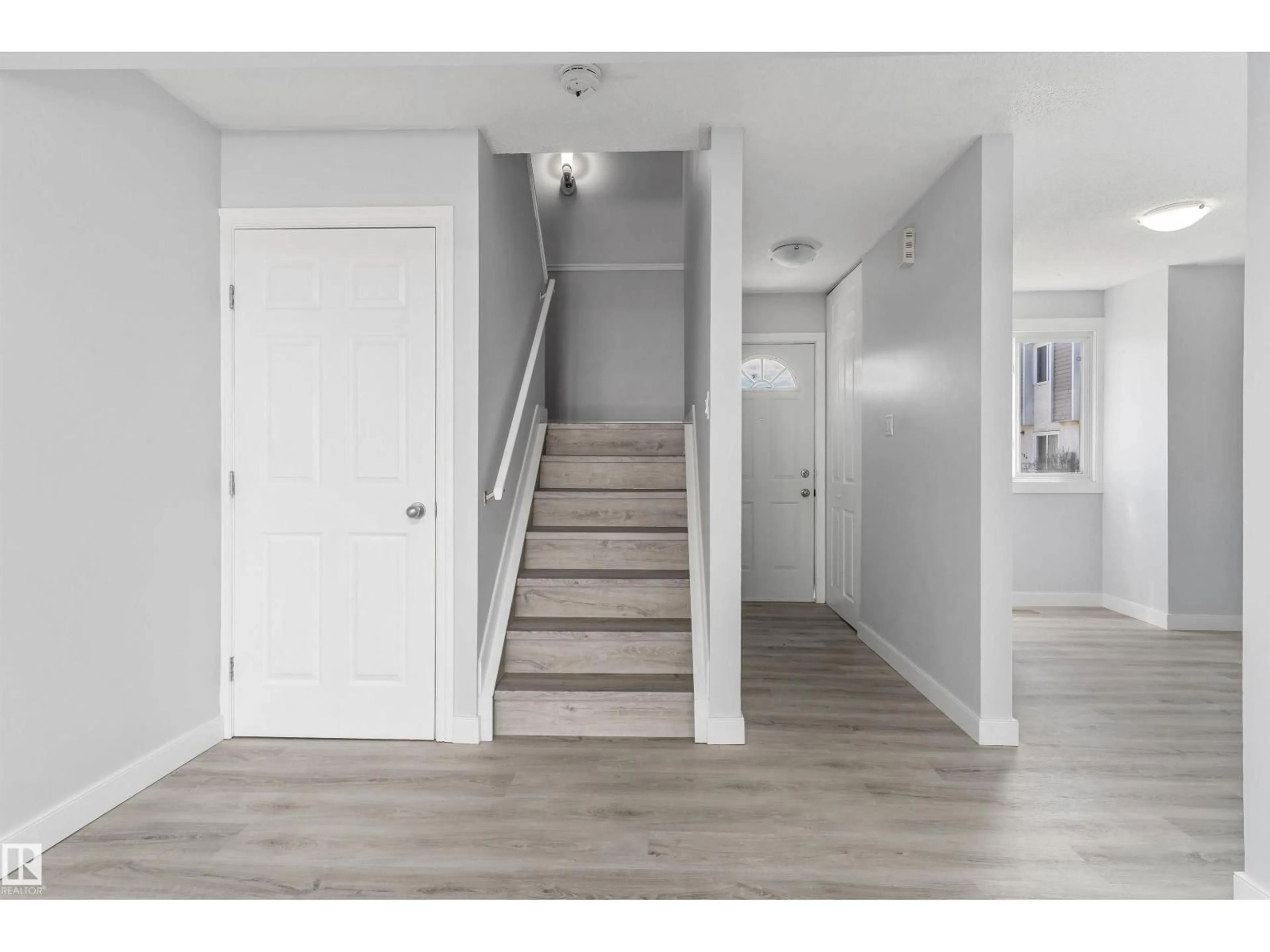 Indoor entryway for NW - 120 CORNELL CO, Edmonton Alberta T5C3C3