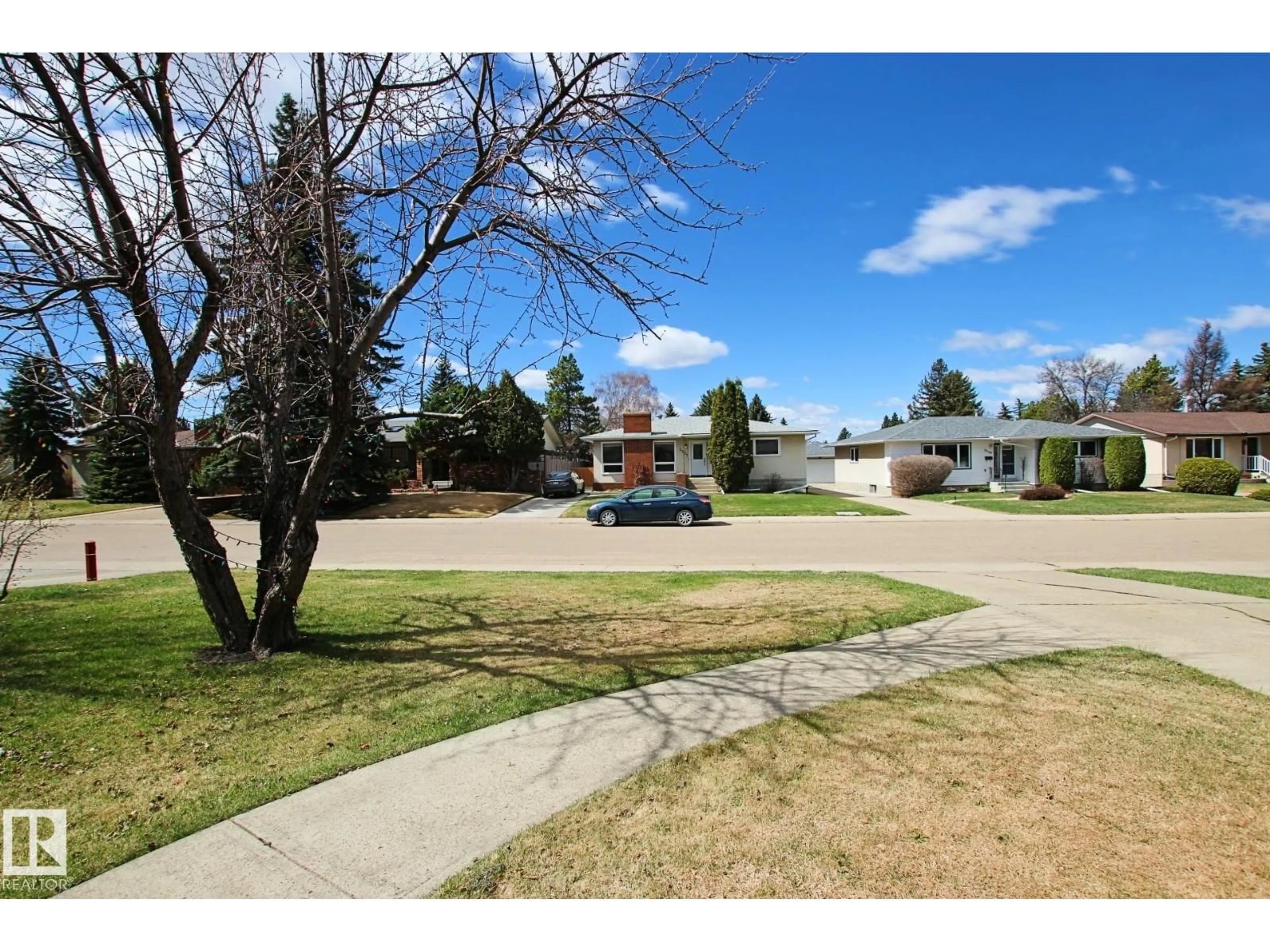 A pic from outside/outdoor area/front of a property/back of a property/a pic from drone, street for NW - 3539 104 ST, Edmonton Alberta T6J2J8