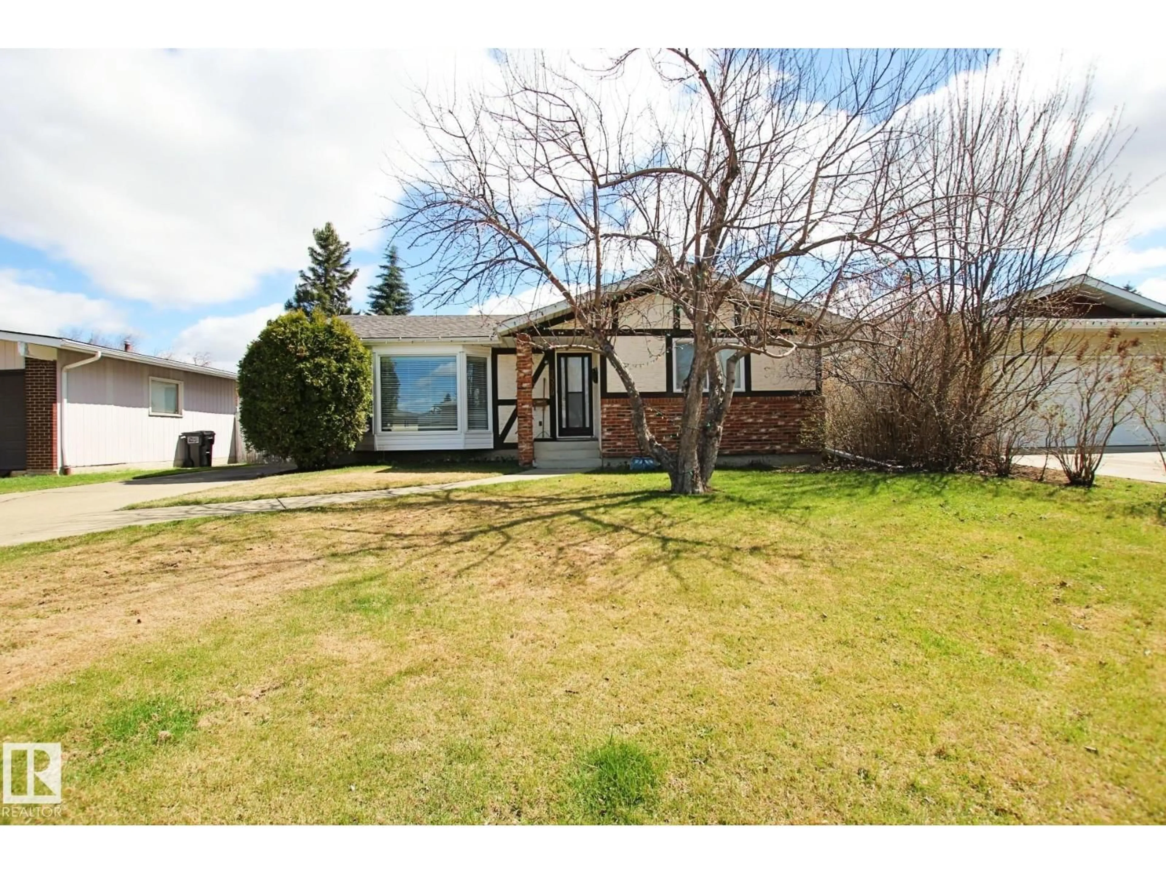 A pic from outside/outdoor area/front of a property/back of a property/a pic from drone, street for NW - 3539 104 ST, Edmonton Alberta T6J2J8