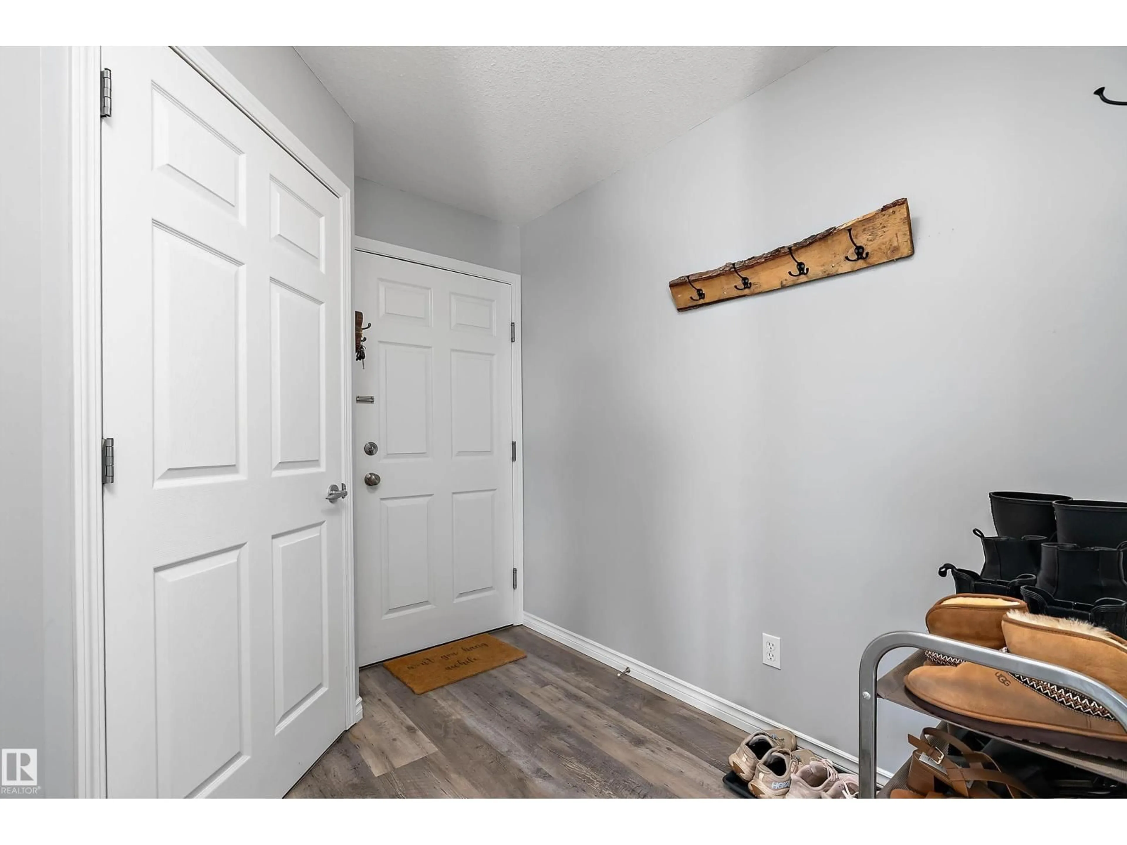 Indoor entryway for 40 - 402 SUMMERWOOD BV, Sherwood Park Alberta T8H0C2
