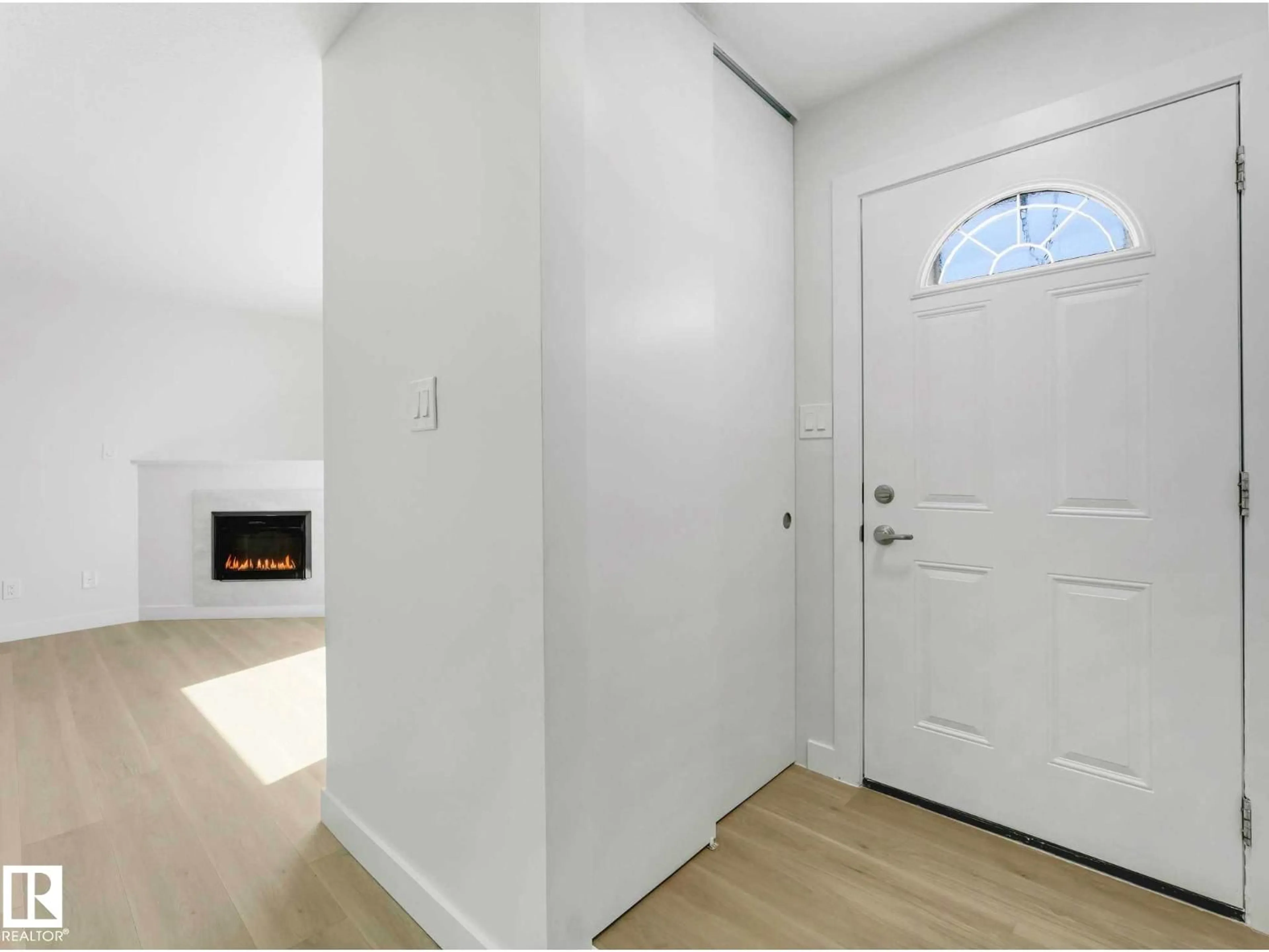 Indoor entryway for 125 MARLBOROUGH PL, Edmonton Alberta T5T1Y6