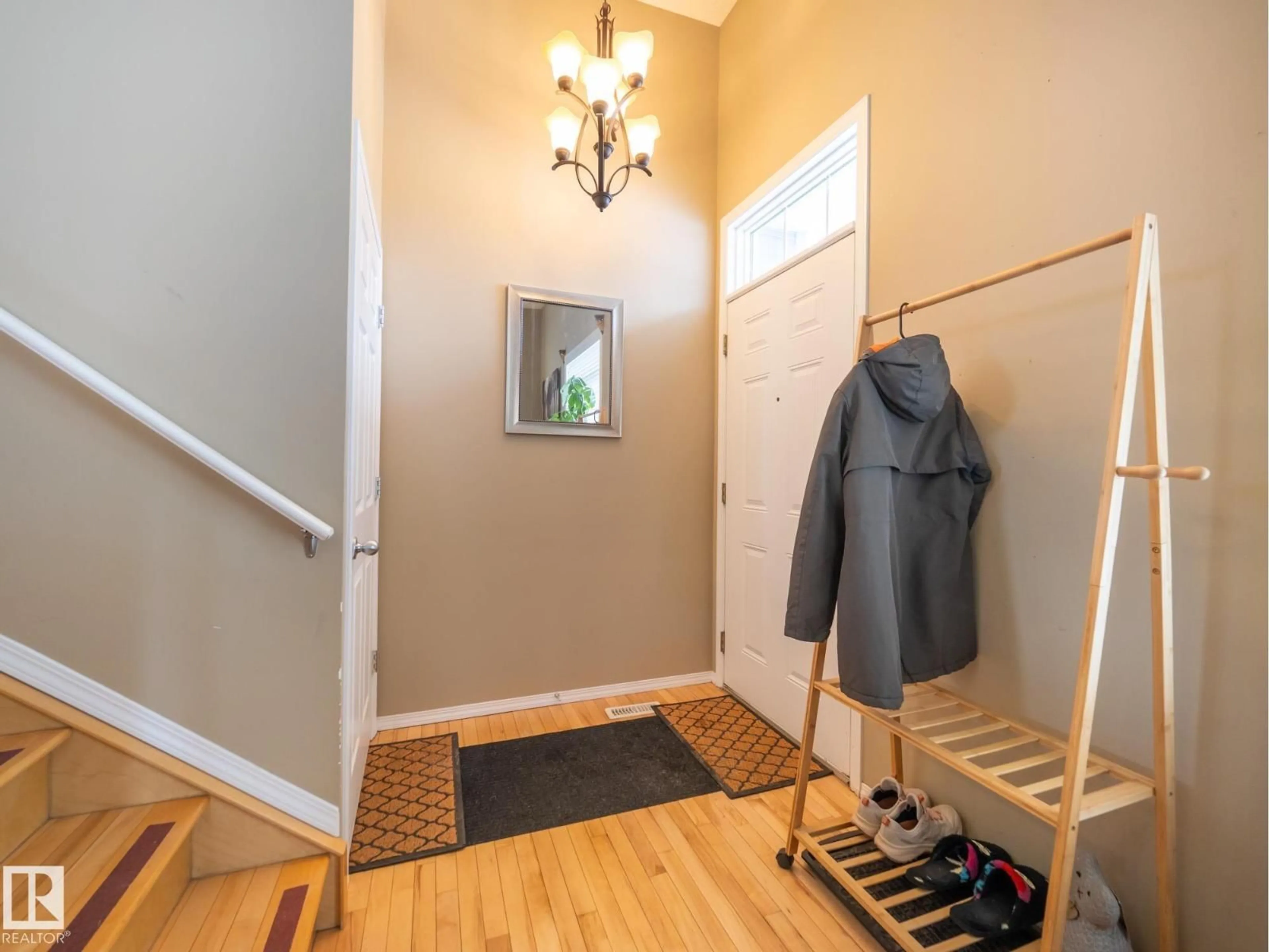 Indoor entryway for 25 8304 11 AV, Edmonton Alberta T6X1J8
