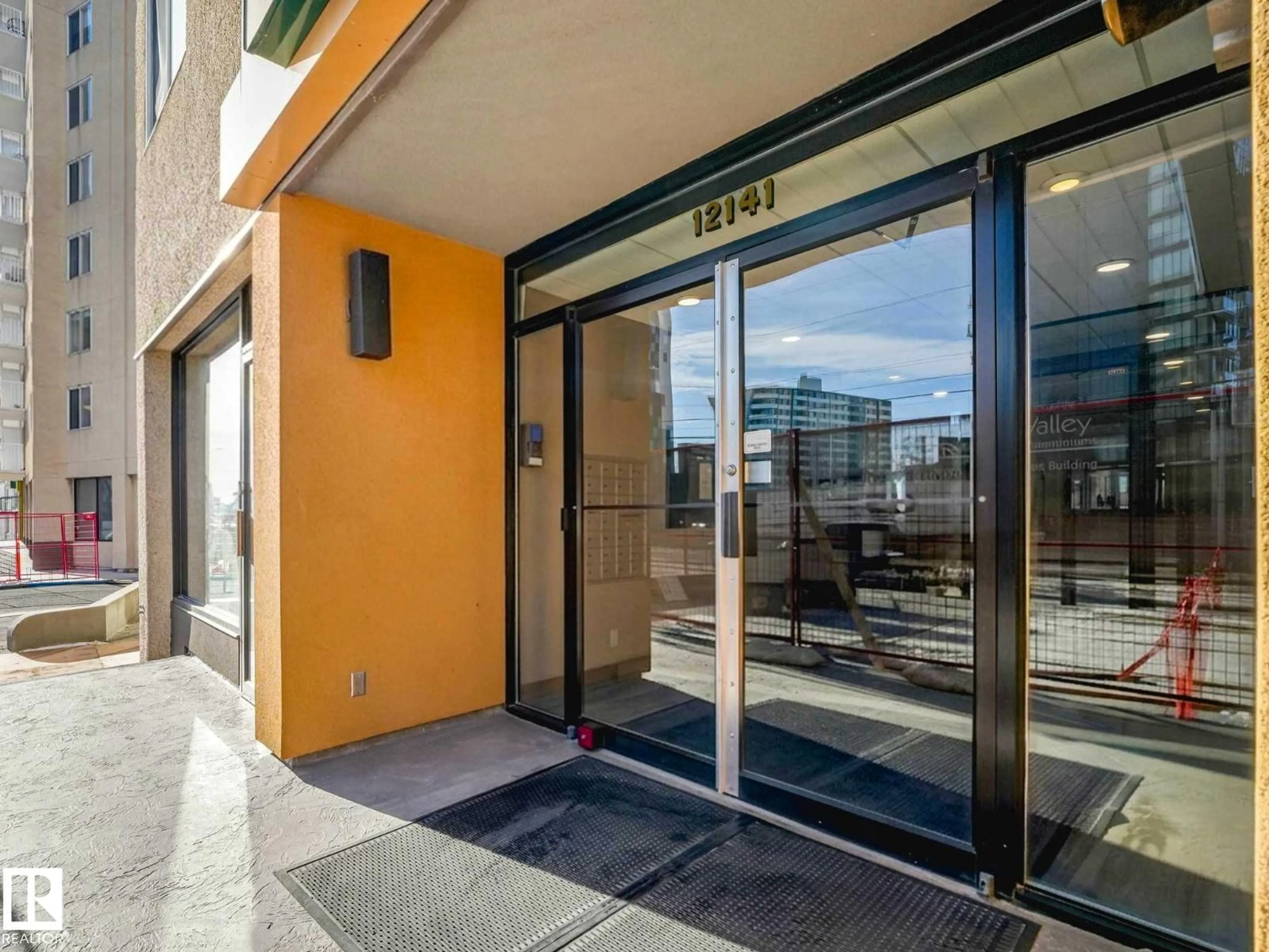Indoor foyer for 1403 - 12141 JASPER AV, Edmonton Alberta T5N3X8