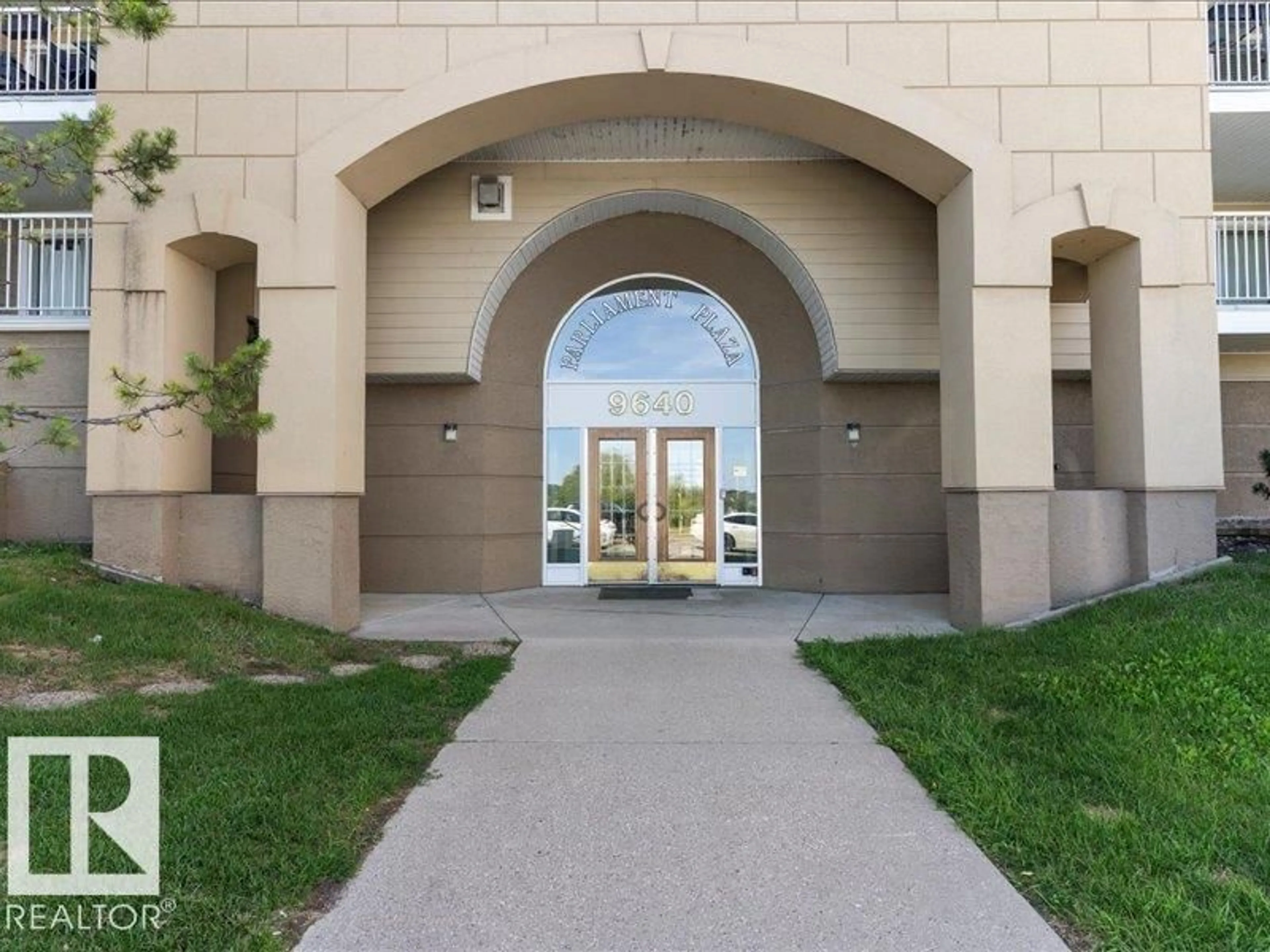 Indoor foyer for 204 - 9640 105 ST NW, Edmonton Alberta T5K0Z7