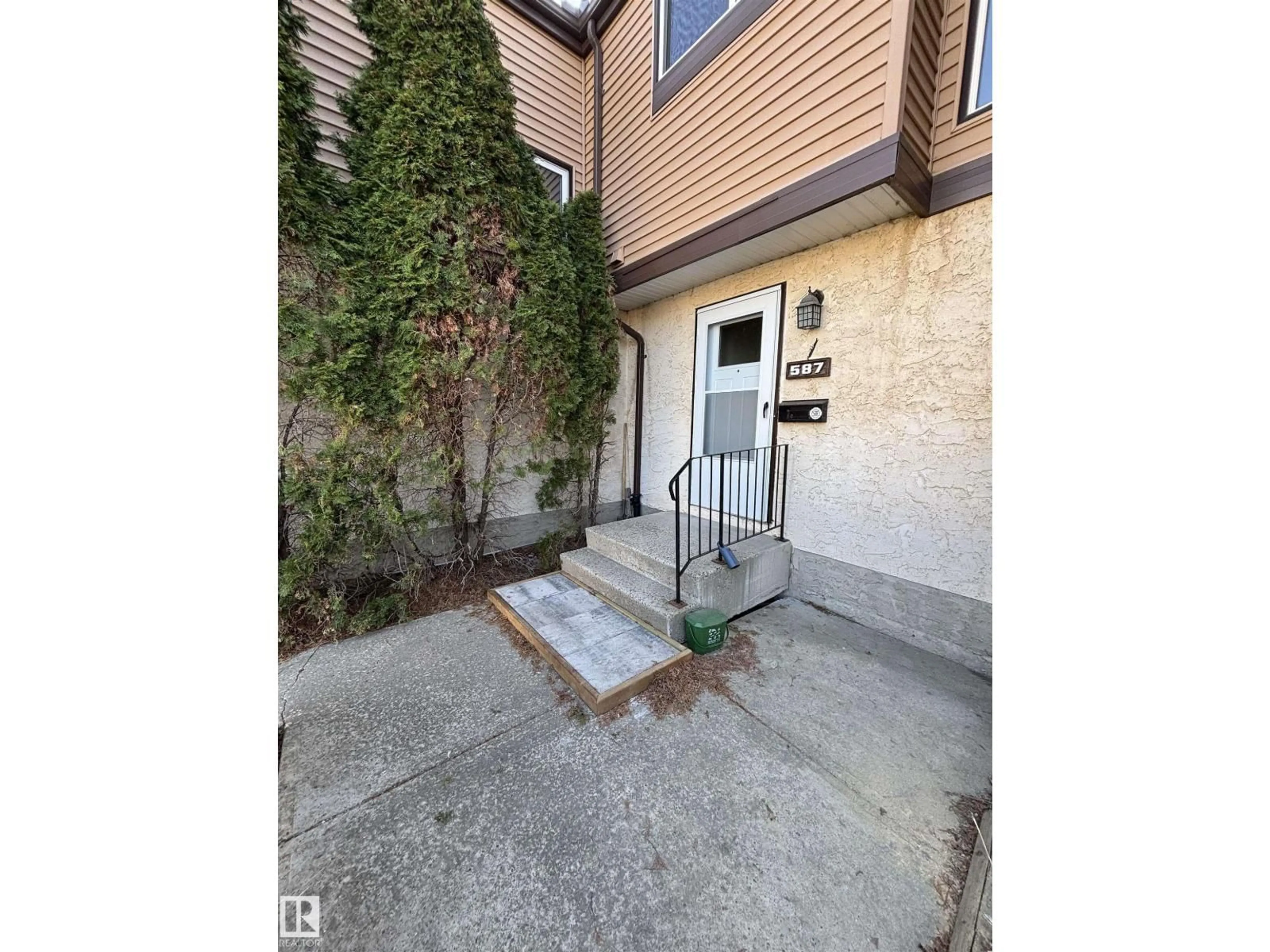 Patio, street for 587 KNOTTWOOD RD W NW, Edmonton Alberta T6K2V6