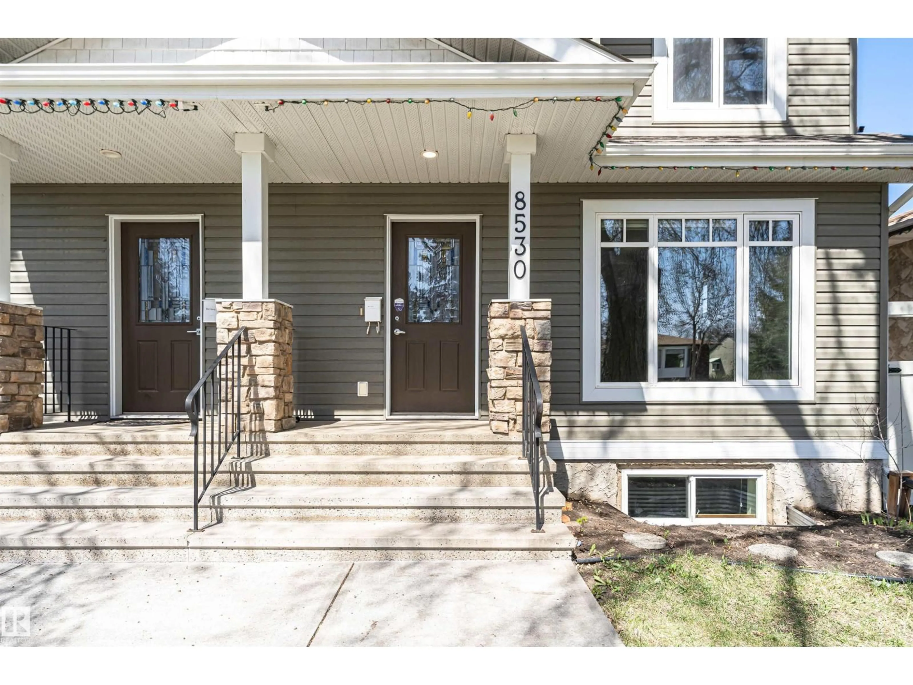 Indoor entryway for 8530 76 AV, Edmonton Alberta T6J0J3