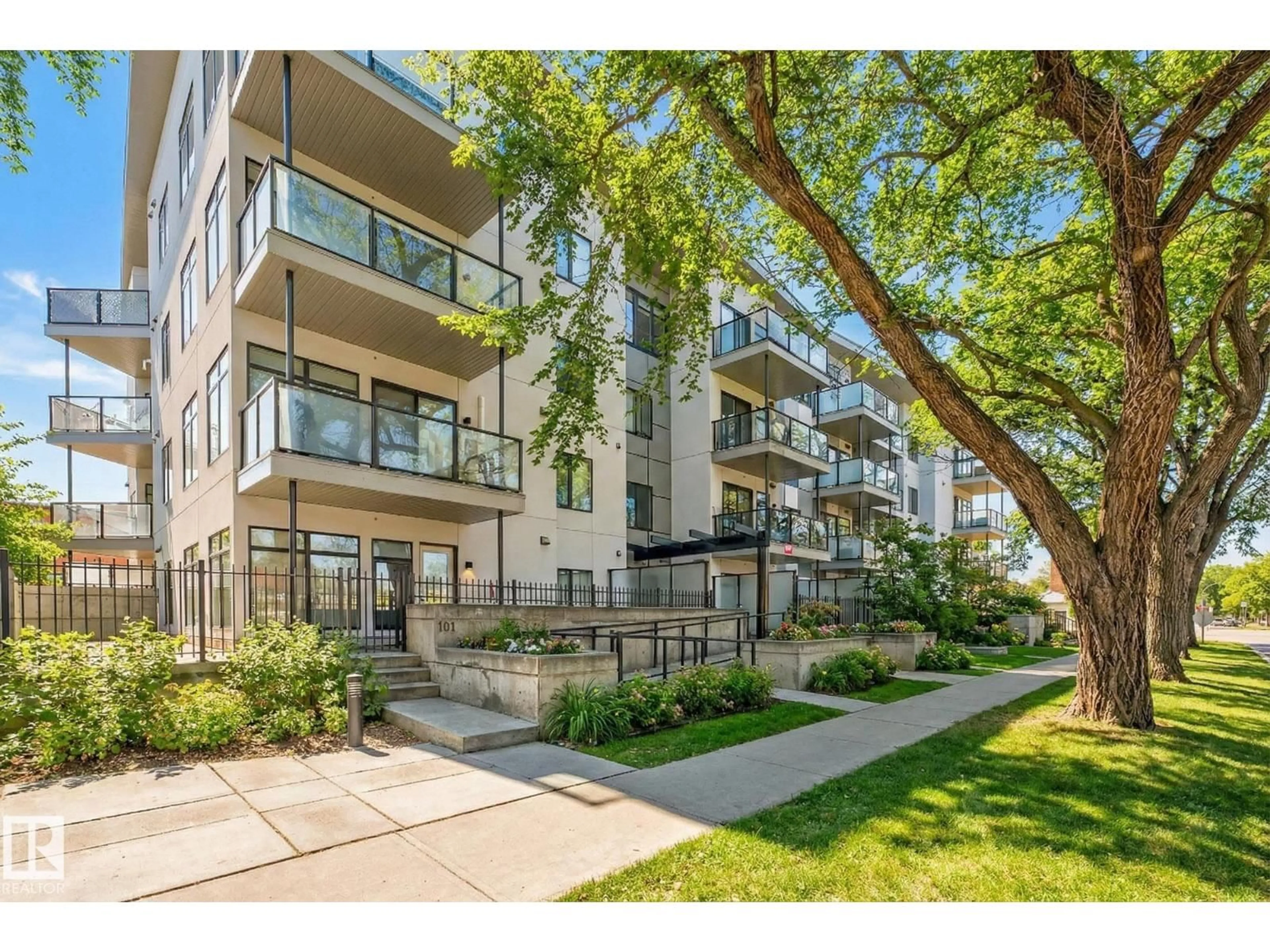 Patio, street for 304 - 10837 83 AV NW, Edmonton Alberta T6E2E6