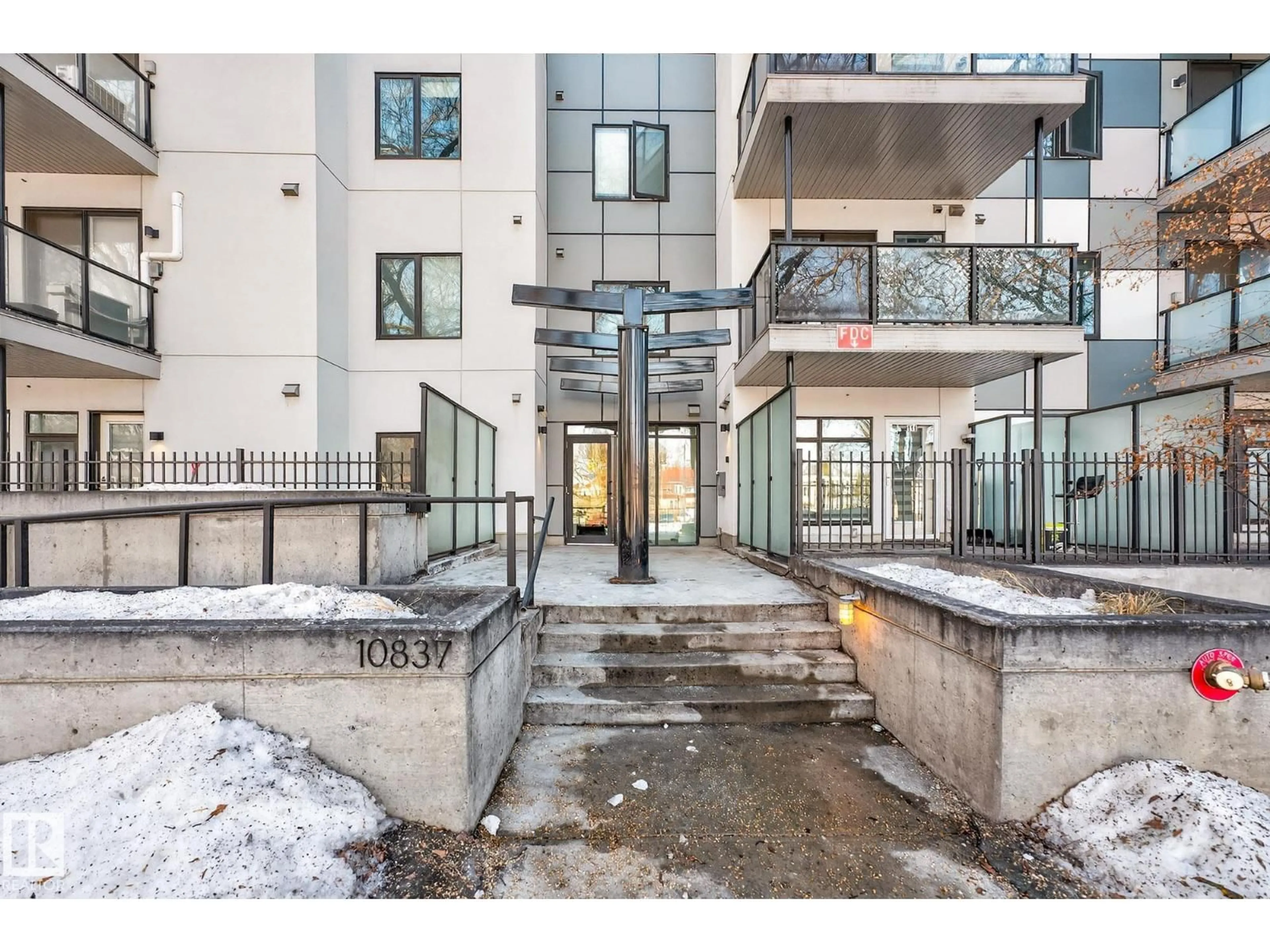 Indoor foyer for 304 - 10837 83 AV NW, Edmonton Alberta T6E2E6