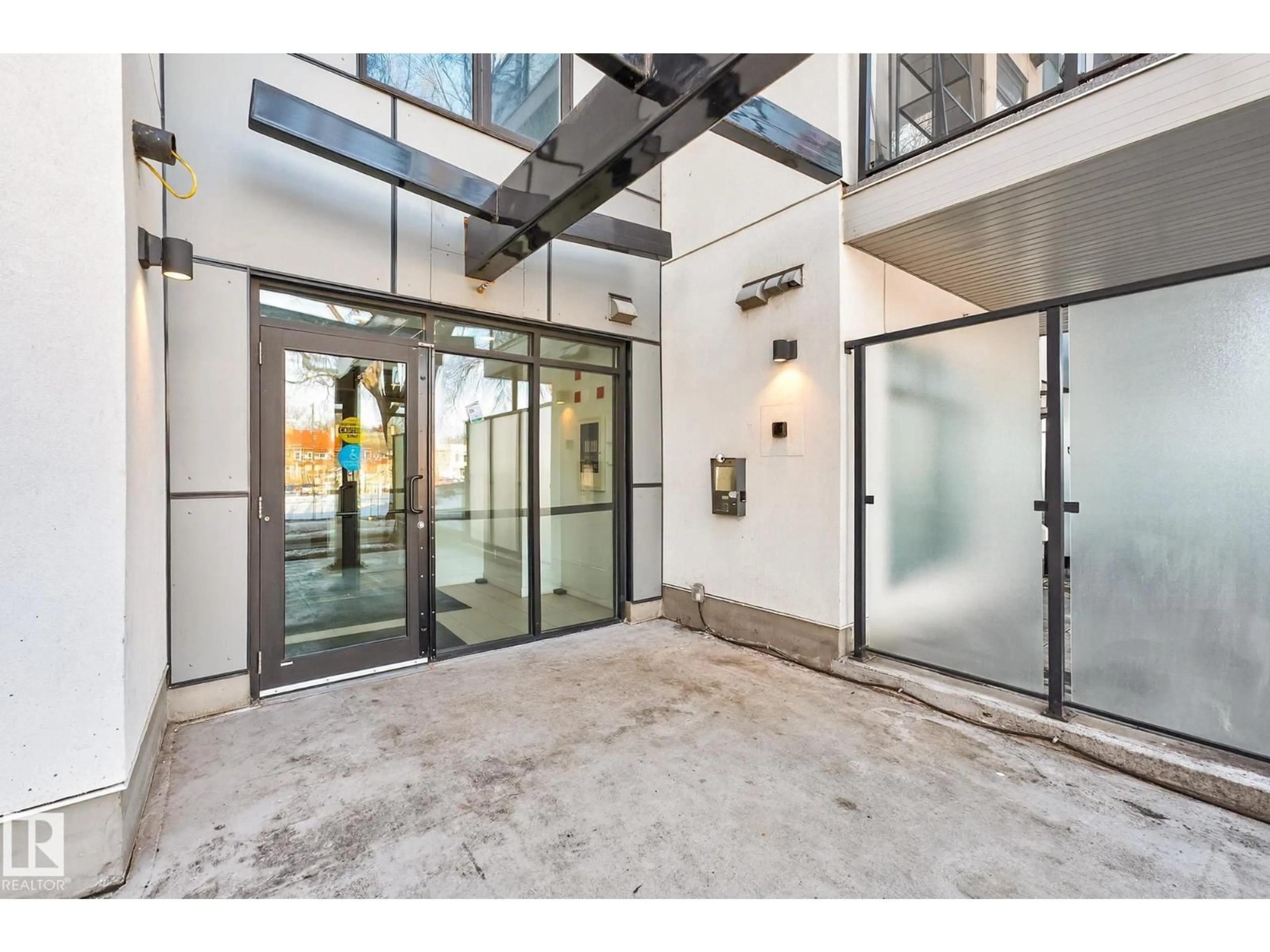 Indoor foyer for 304 - 10837 83 AV NW, Edmonton Alberta T6E2E6