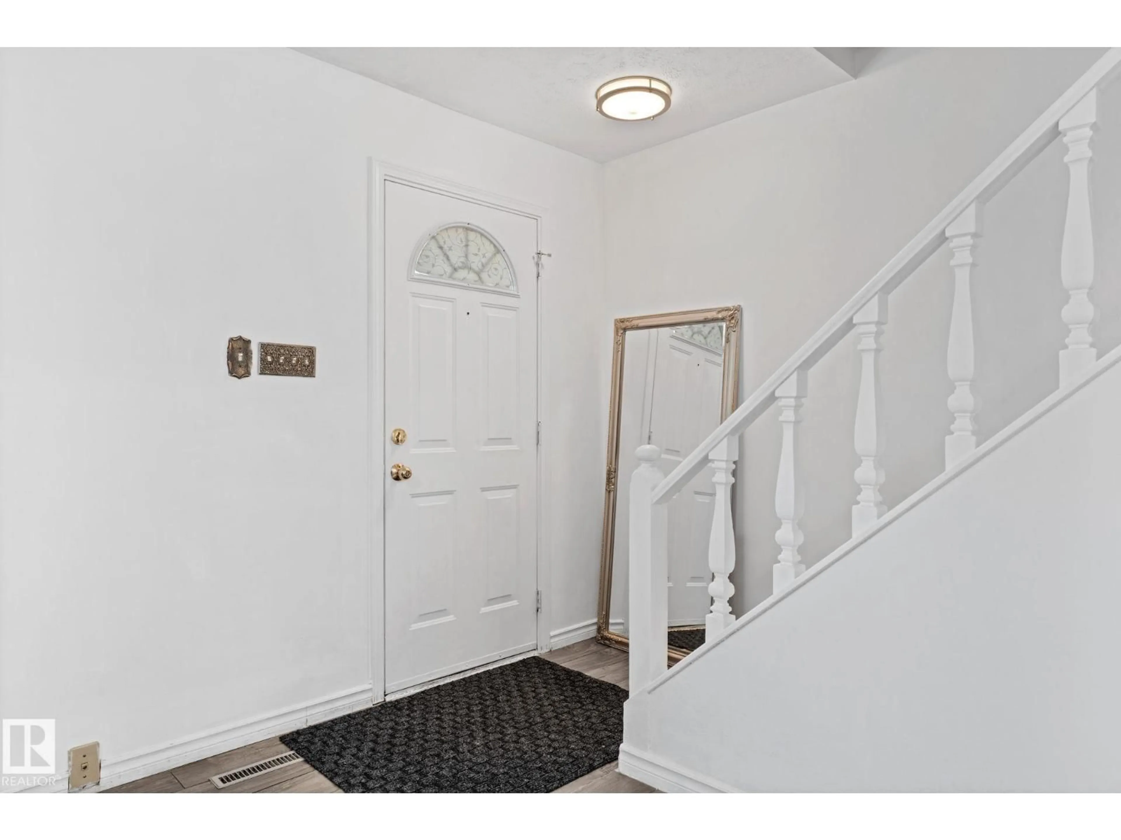 Indoor entryway for 13330 89 ST, Edmonton Alberta T5E3K2