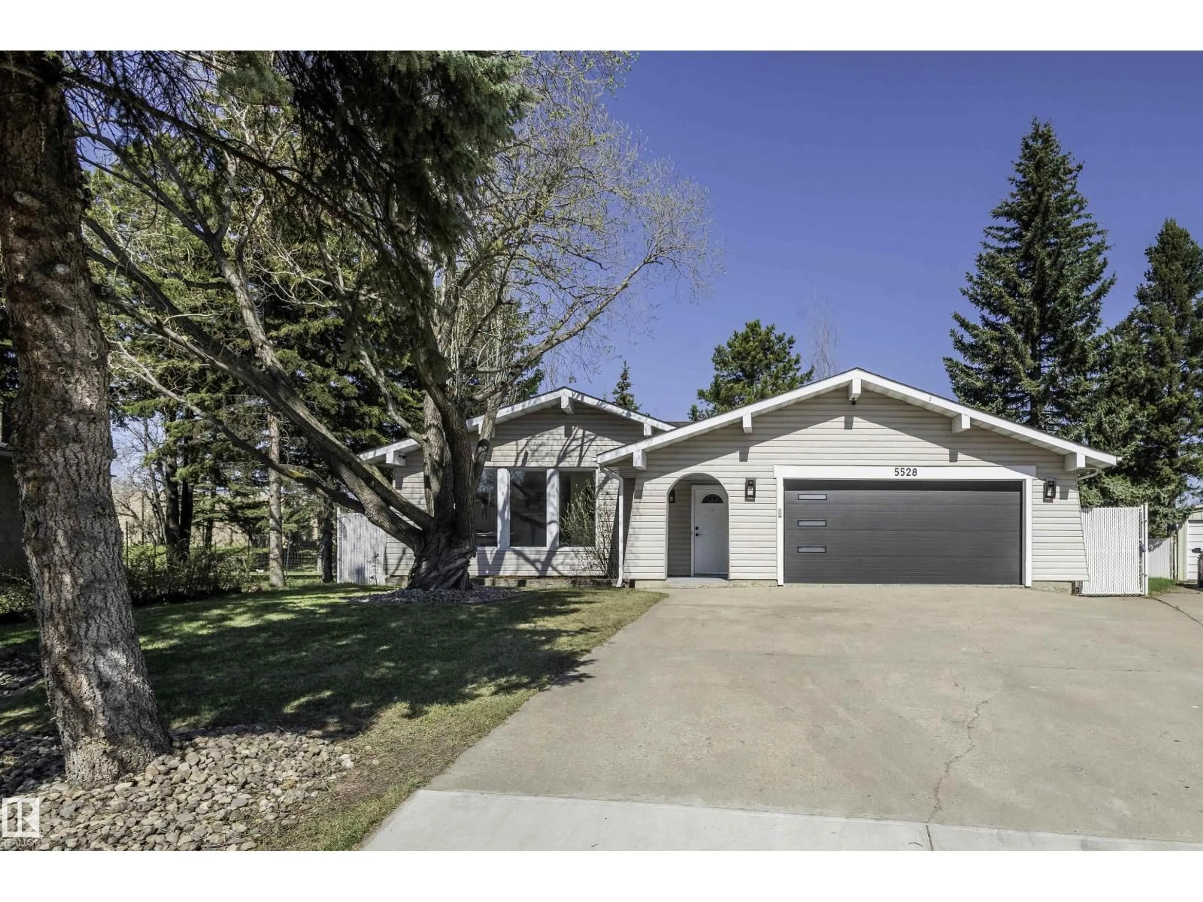 Home with vinyl exterior material, street for 5528 54 ST, Leduc Alberta T9E5P4