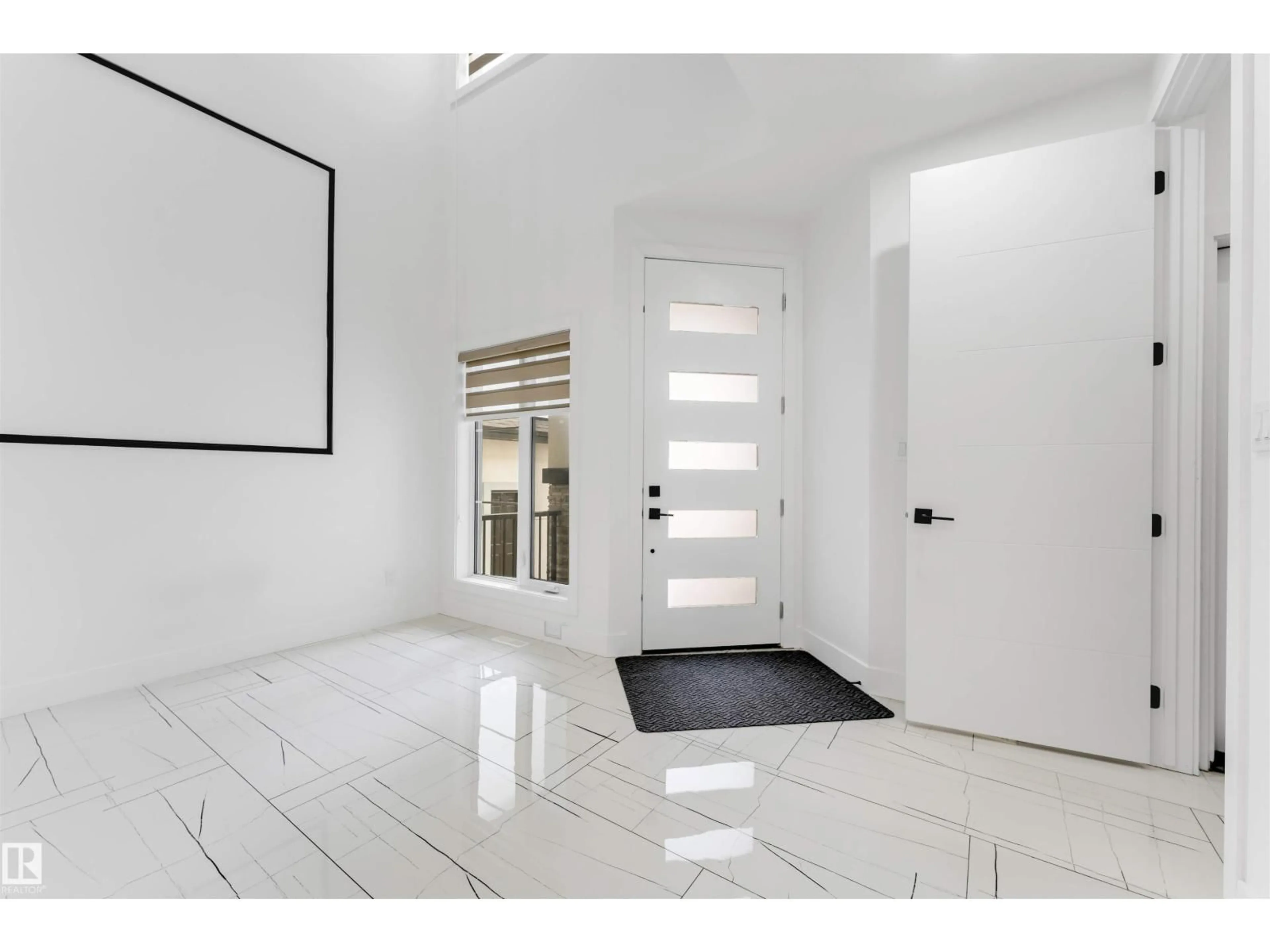 Indoor entryway for 1827 17 AV, Edmonton Alberta T6T2N1